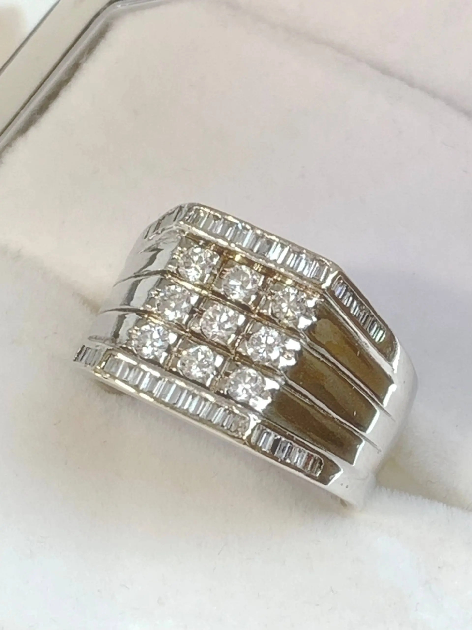 18ct White Gold & Diamond Mens Ring - 19.40gms!!