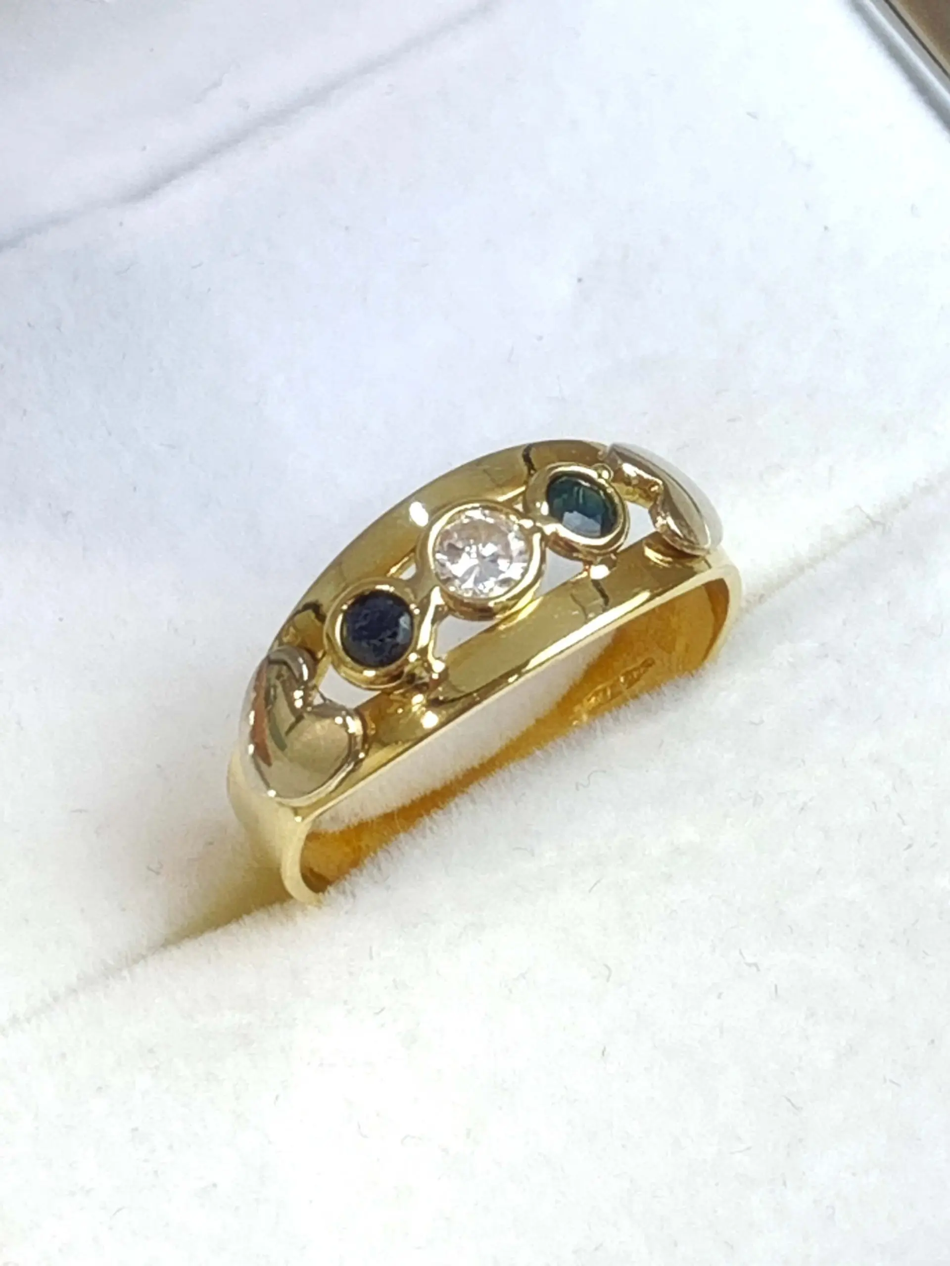Vintage 18ct Gold Sapphire Heart Ring