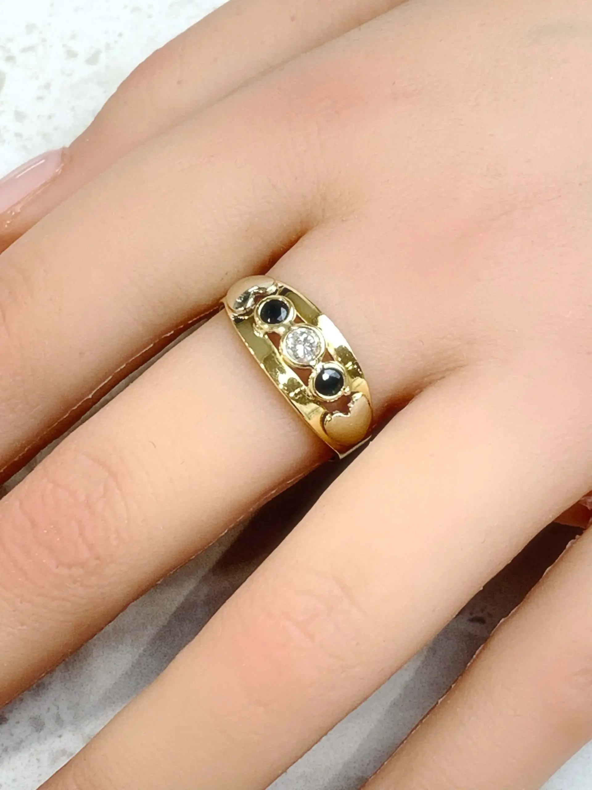 Vintage 18ct Gold Sapphire Heart Ring - Image 4