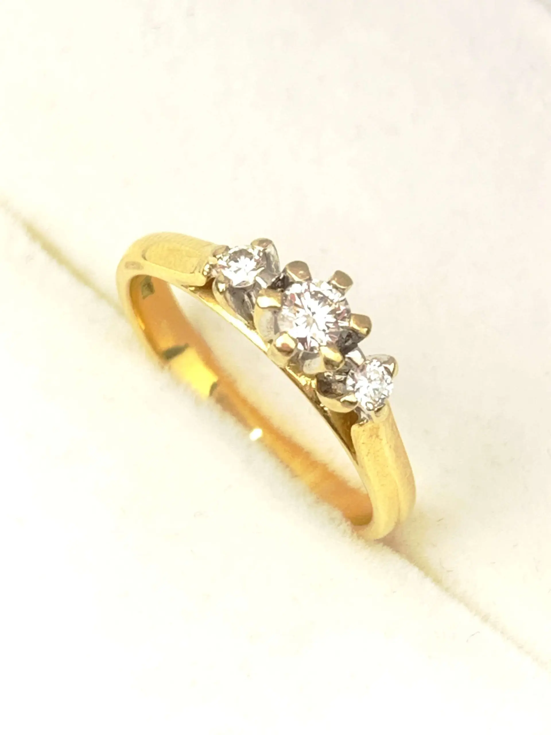 18ct Gold Diamond RingÂ 