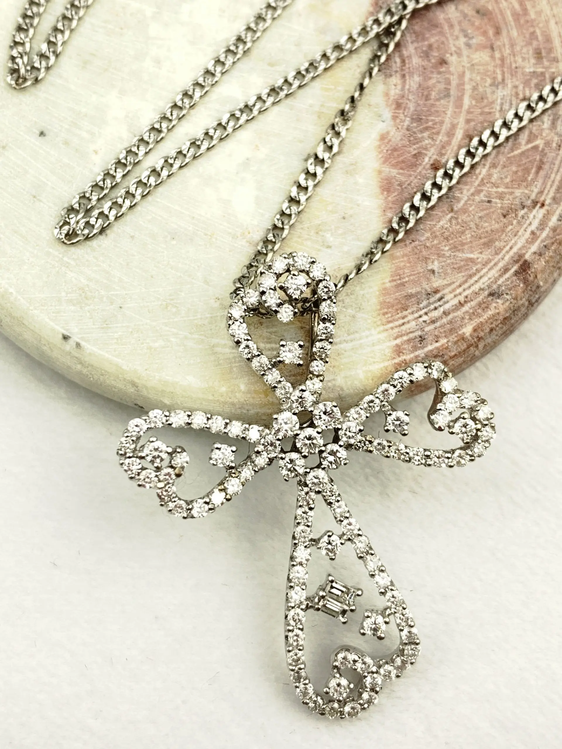 18ct White Gold Chain Necklace & Diamond Cross