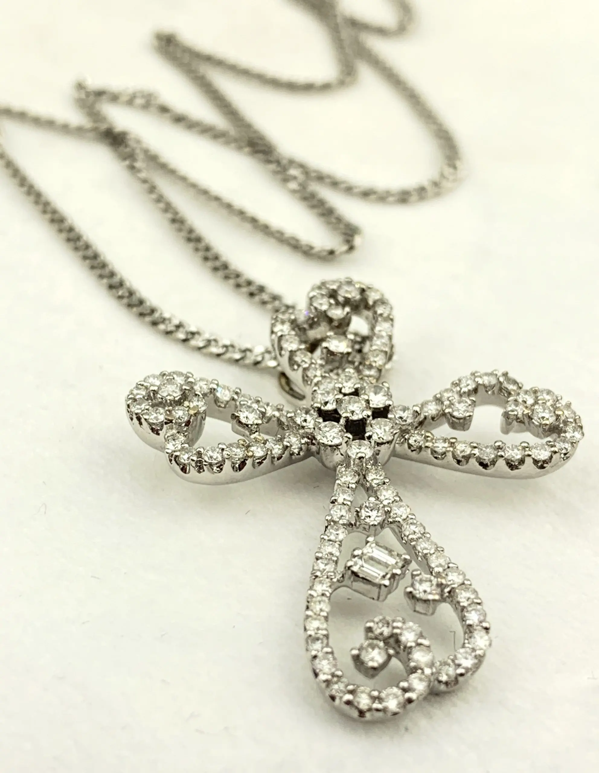 18ct White Gold Chain Necklace & Diamond Cross - Image 3