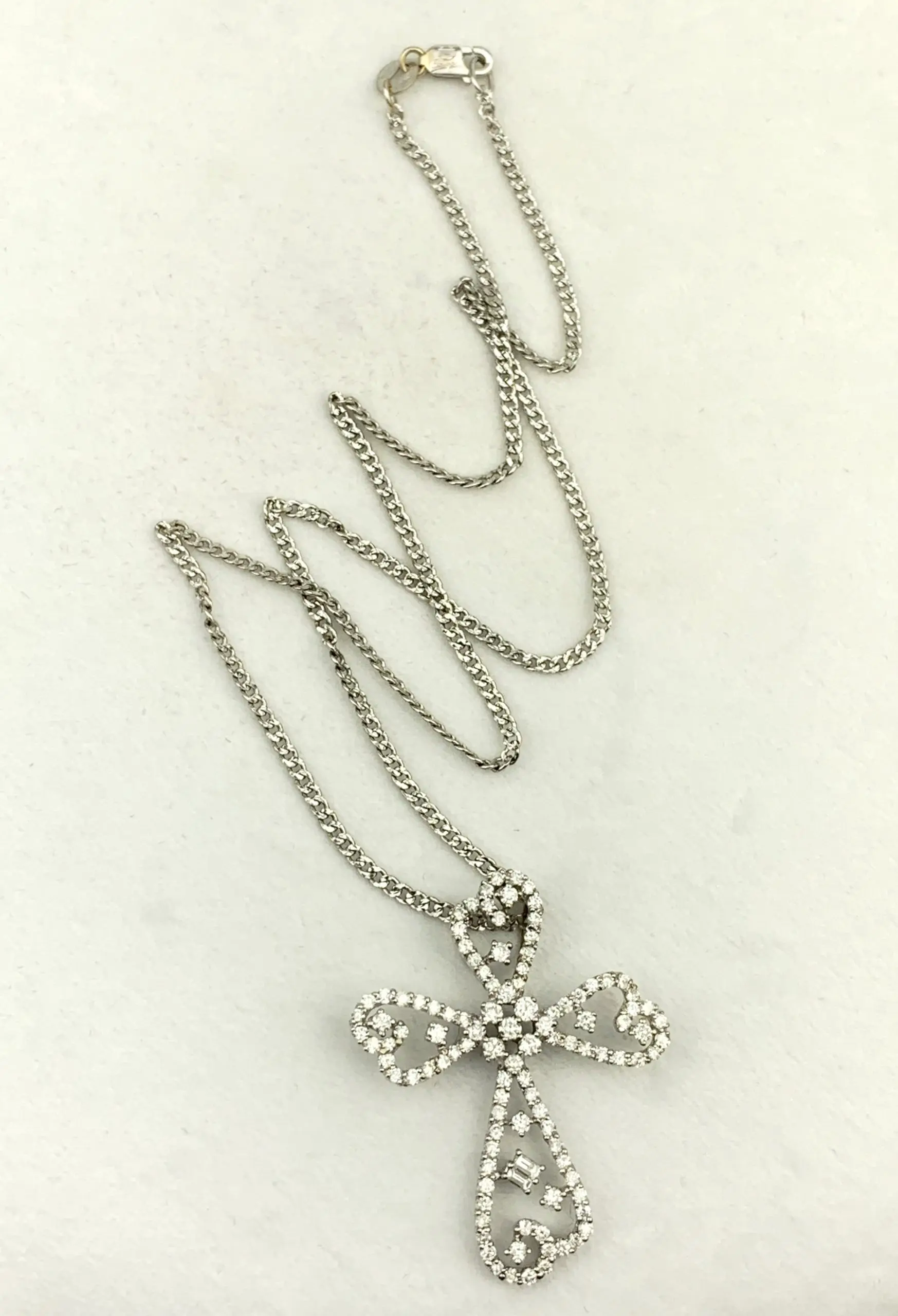 18ct White Gold Chain Necklace & Diamond Cross - Image 4