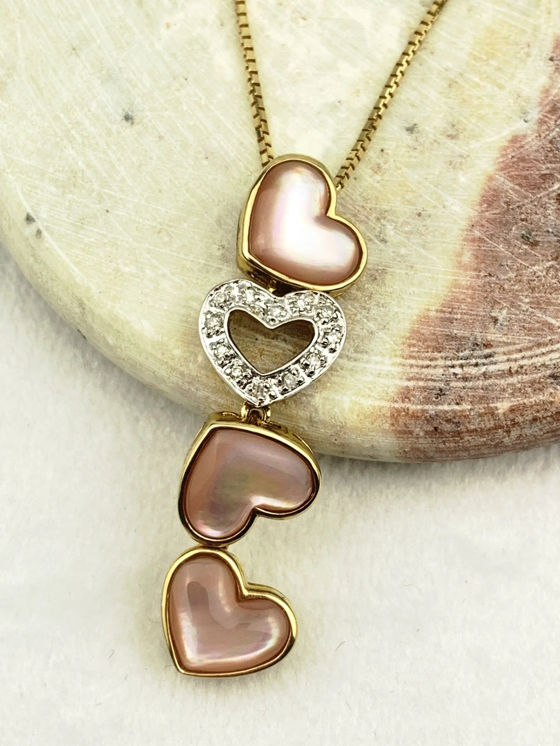 9ct Gold Heart Runner Pendant - Image 3