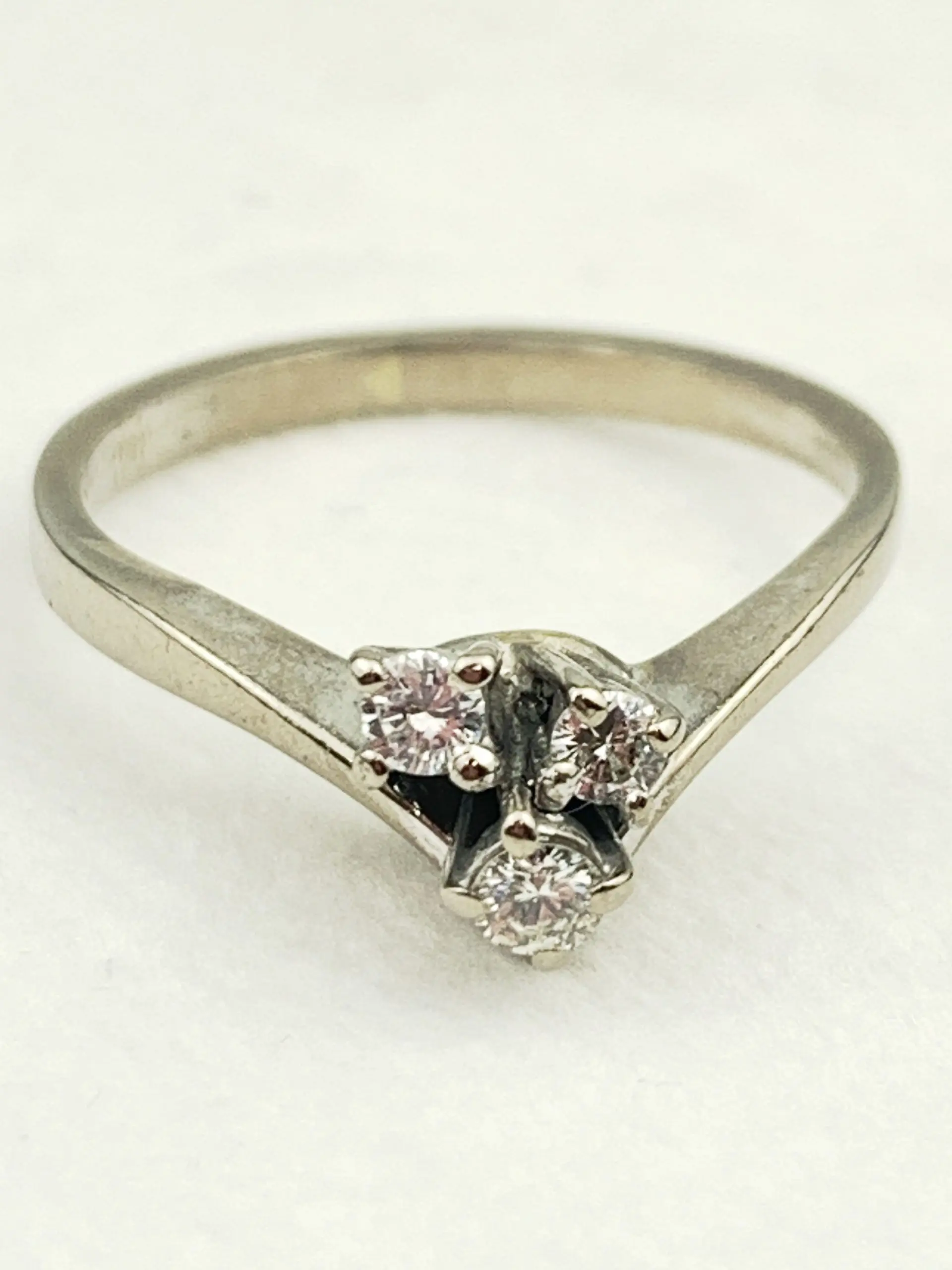 18ct White Gold Diamond Trilogy Ring - Image 3