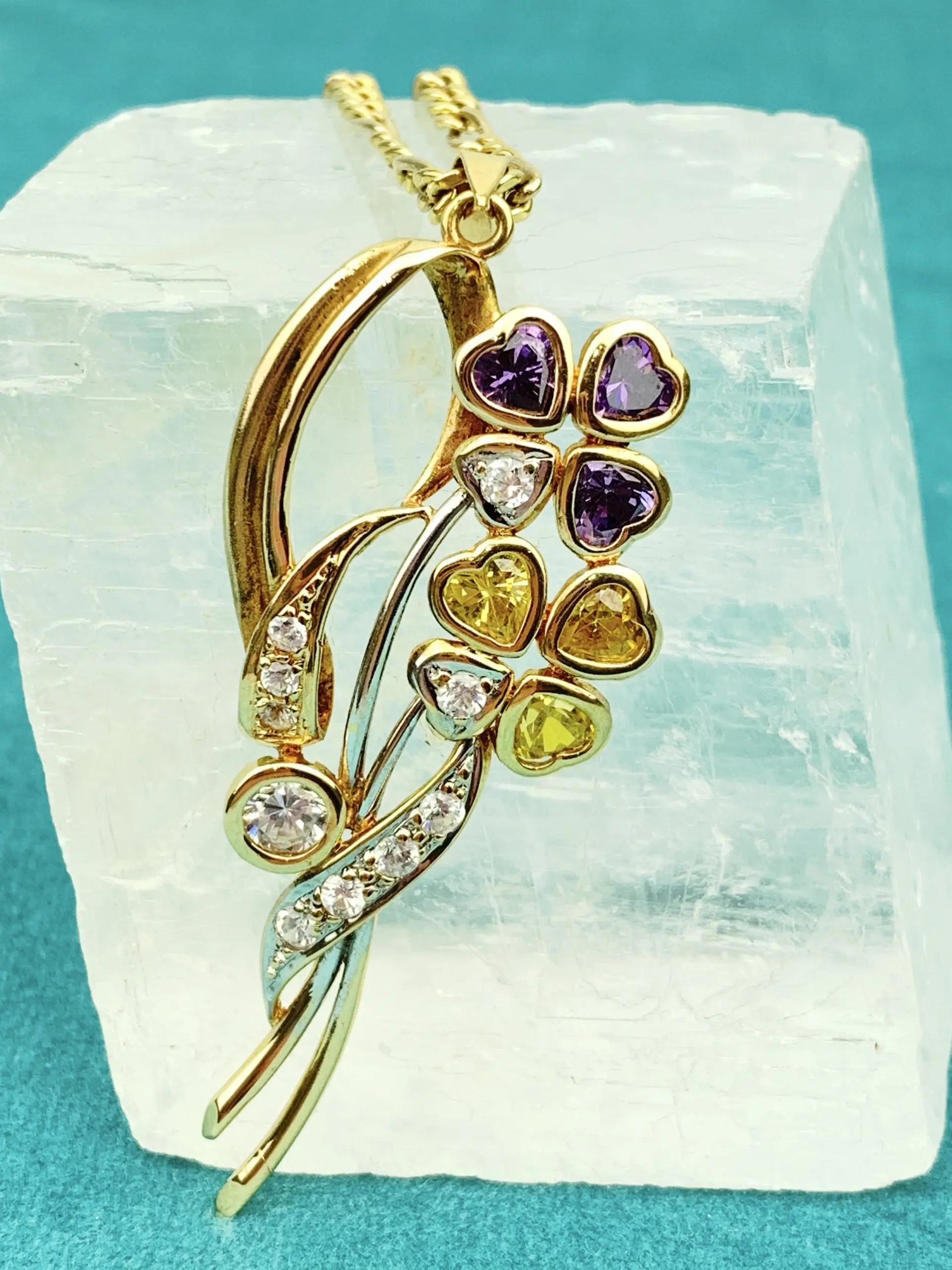 18ct Gold Chain & Unique Floral Pendant
