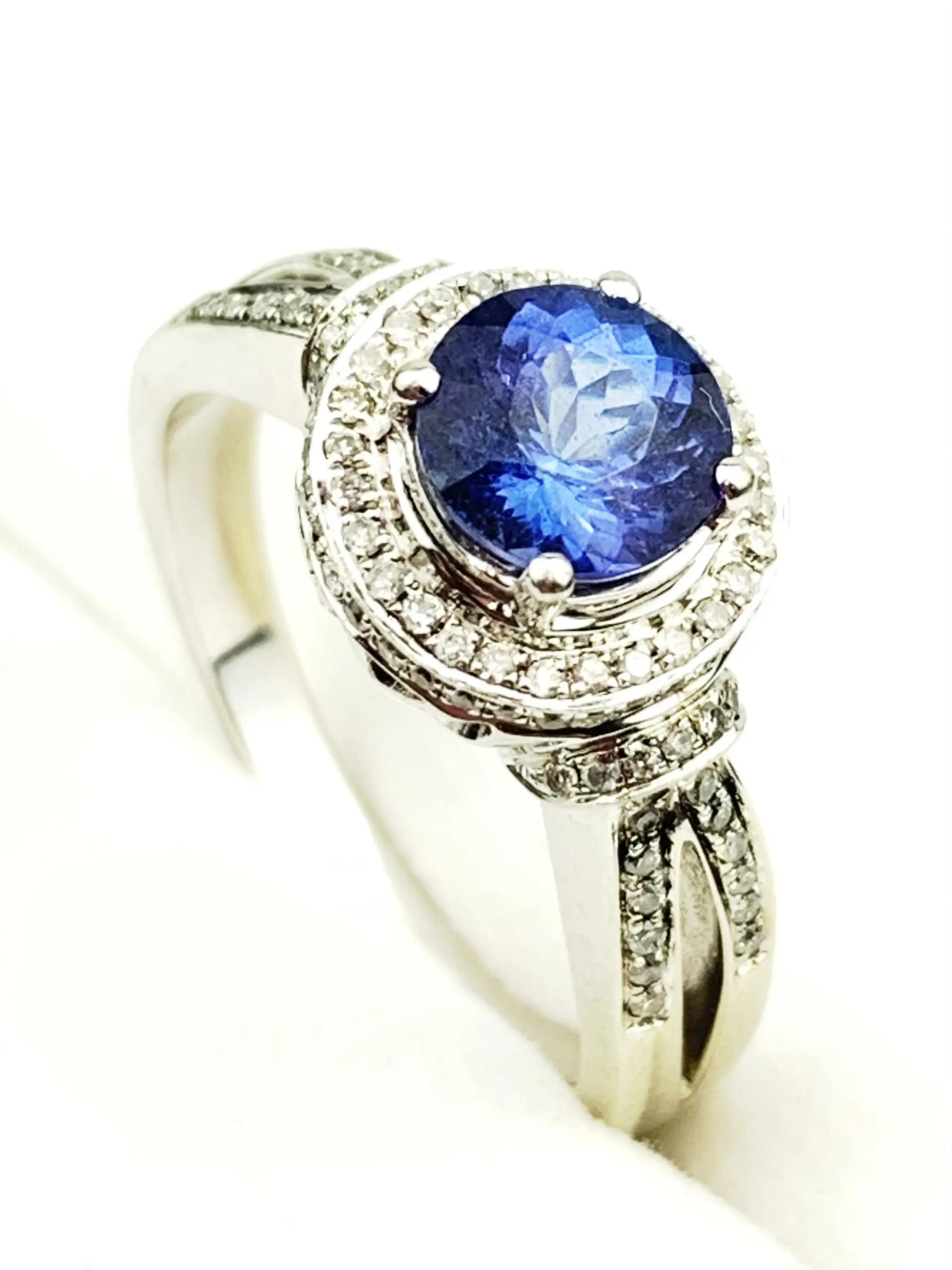 9ct White Gold Diamond & Tanzanite Ring