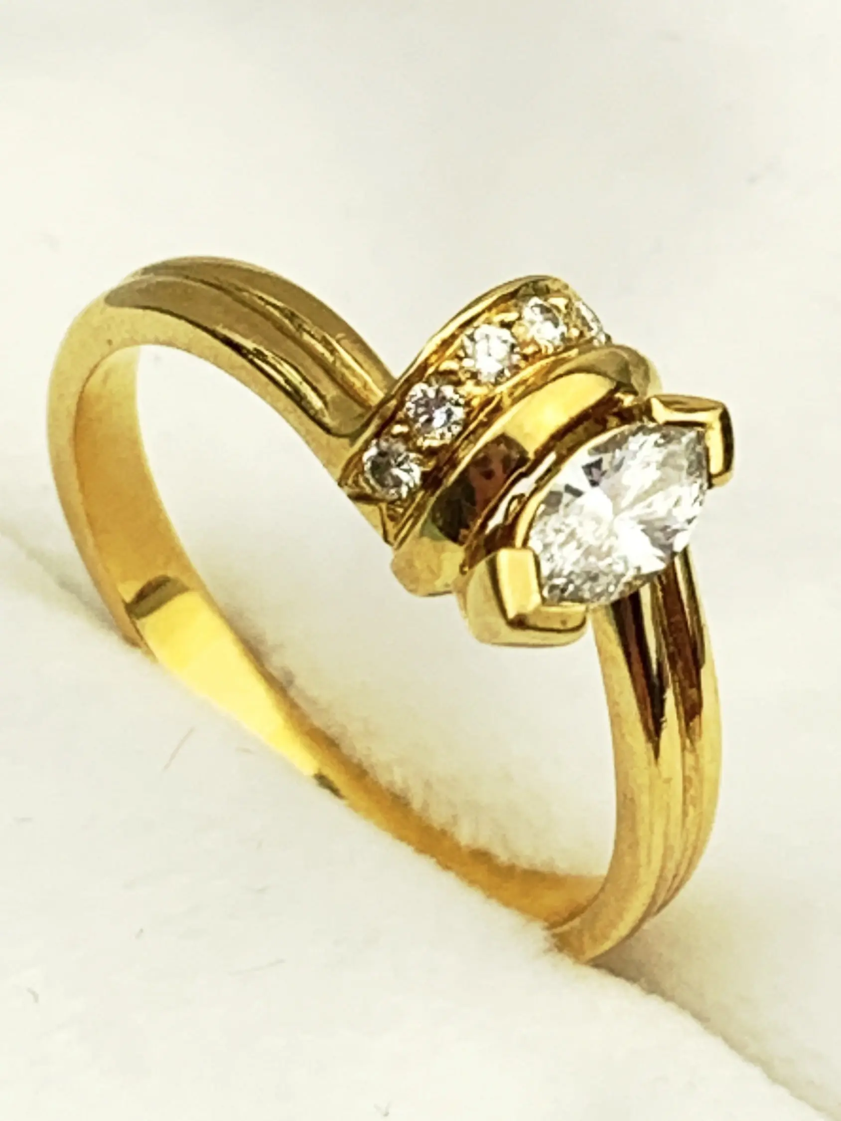 18ct Yellow Gold Diamond Ring - Image 5
