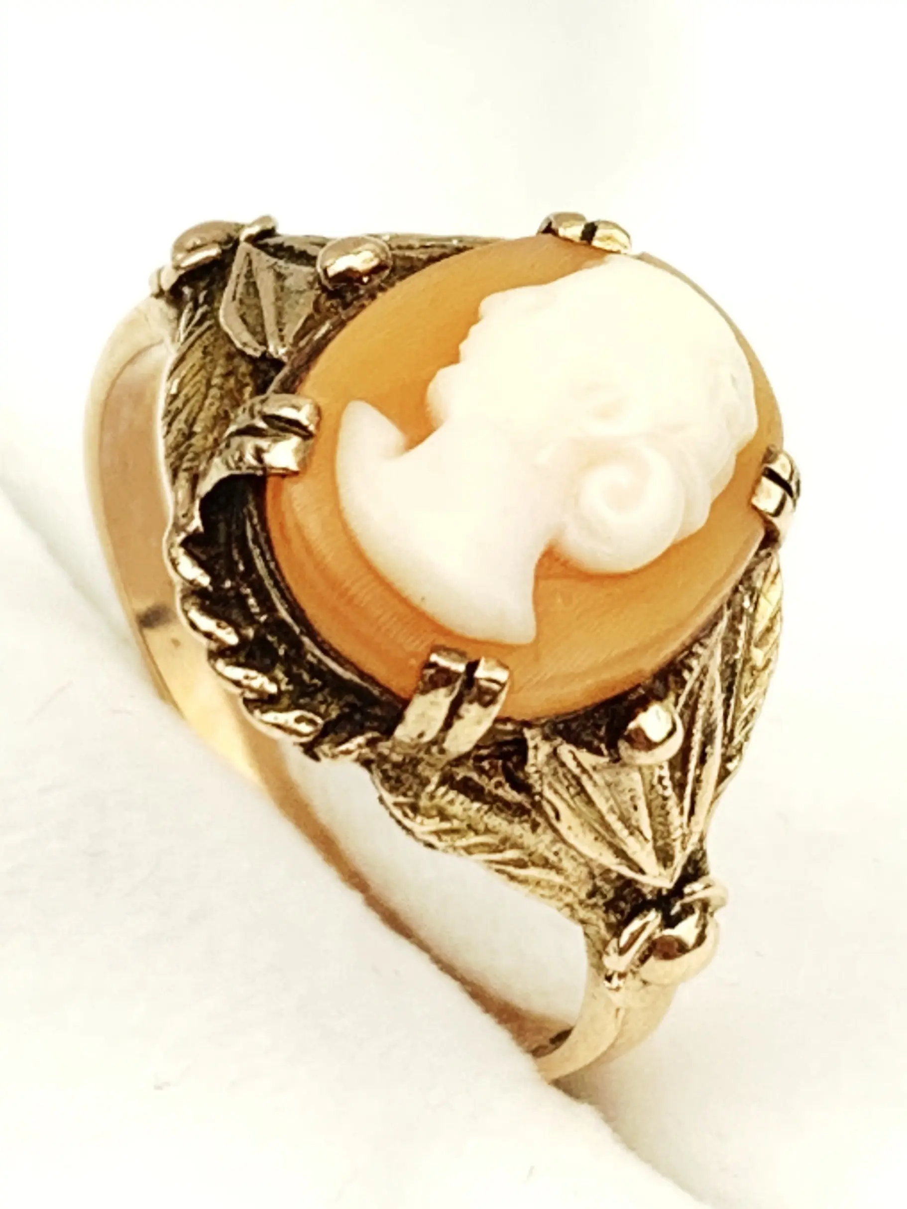 Vintage 9ct Yellow Gold Carved Shell Cameo Ring - 1940's