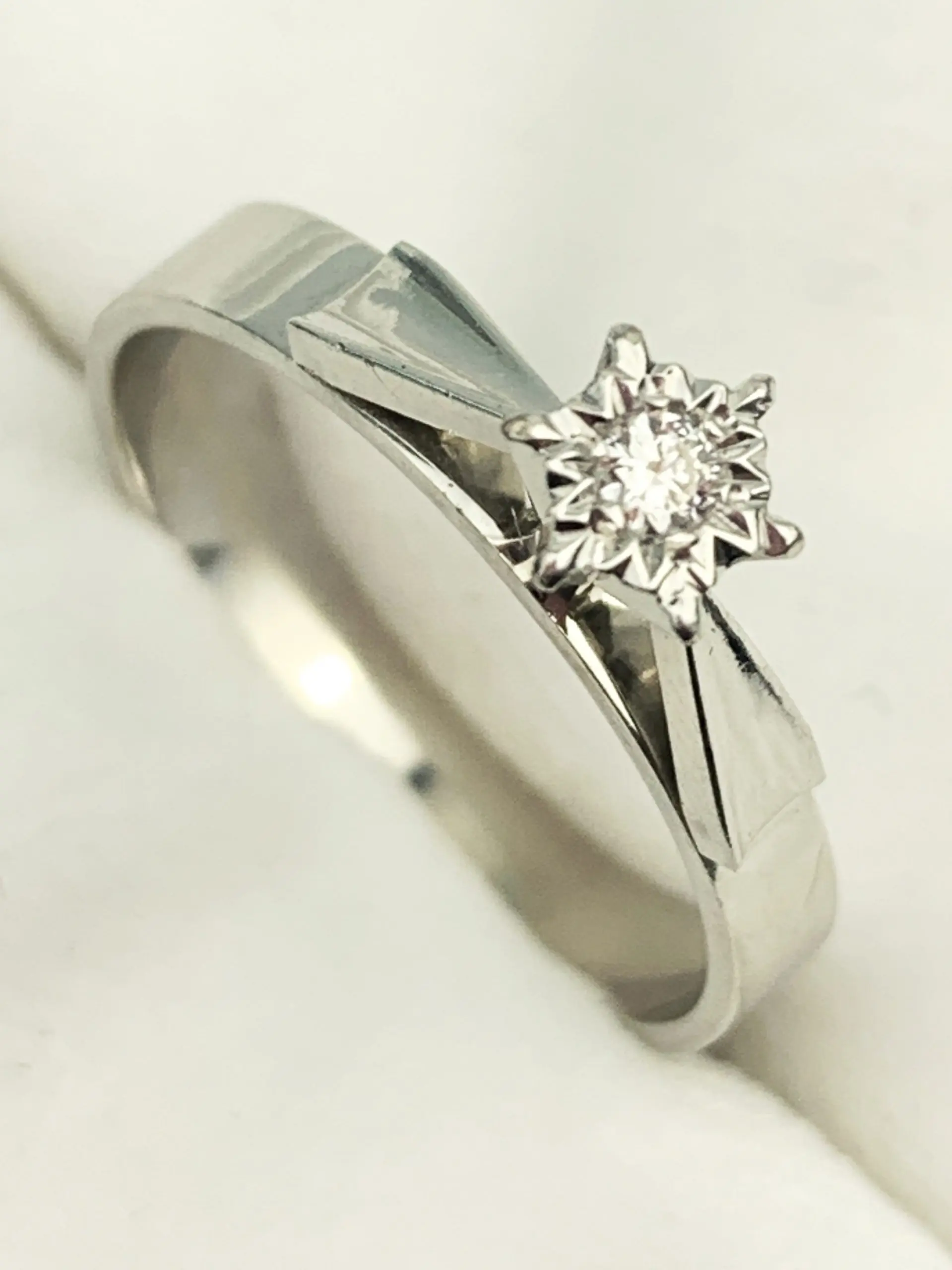 18ct White Gold Diamond Solitaire Engagement Ring