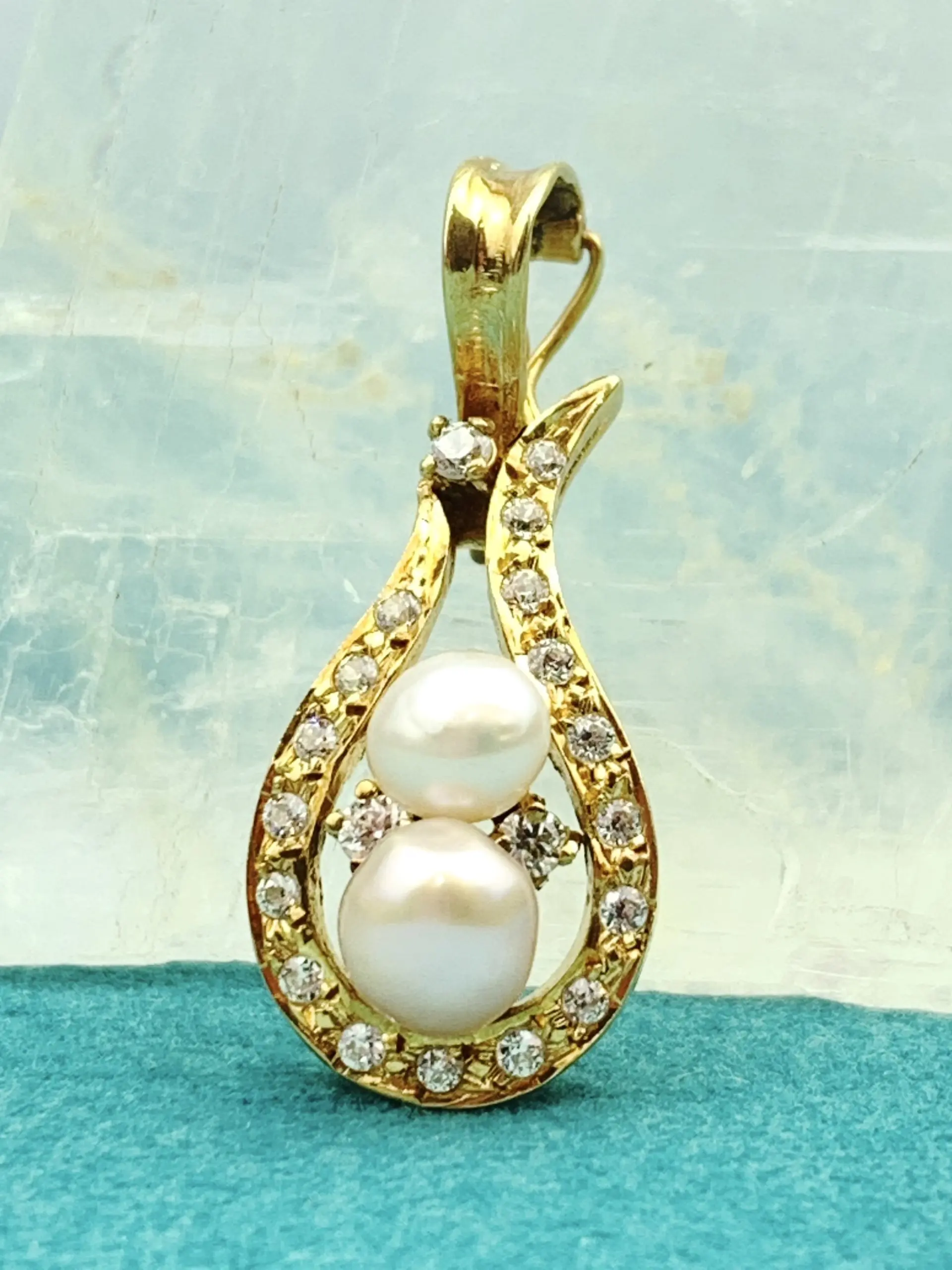 14ct Gold Pearl Runner Pendant
