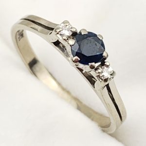 Vintage 18ct White Gold Diamond & Sapphire Ring