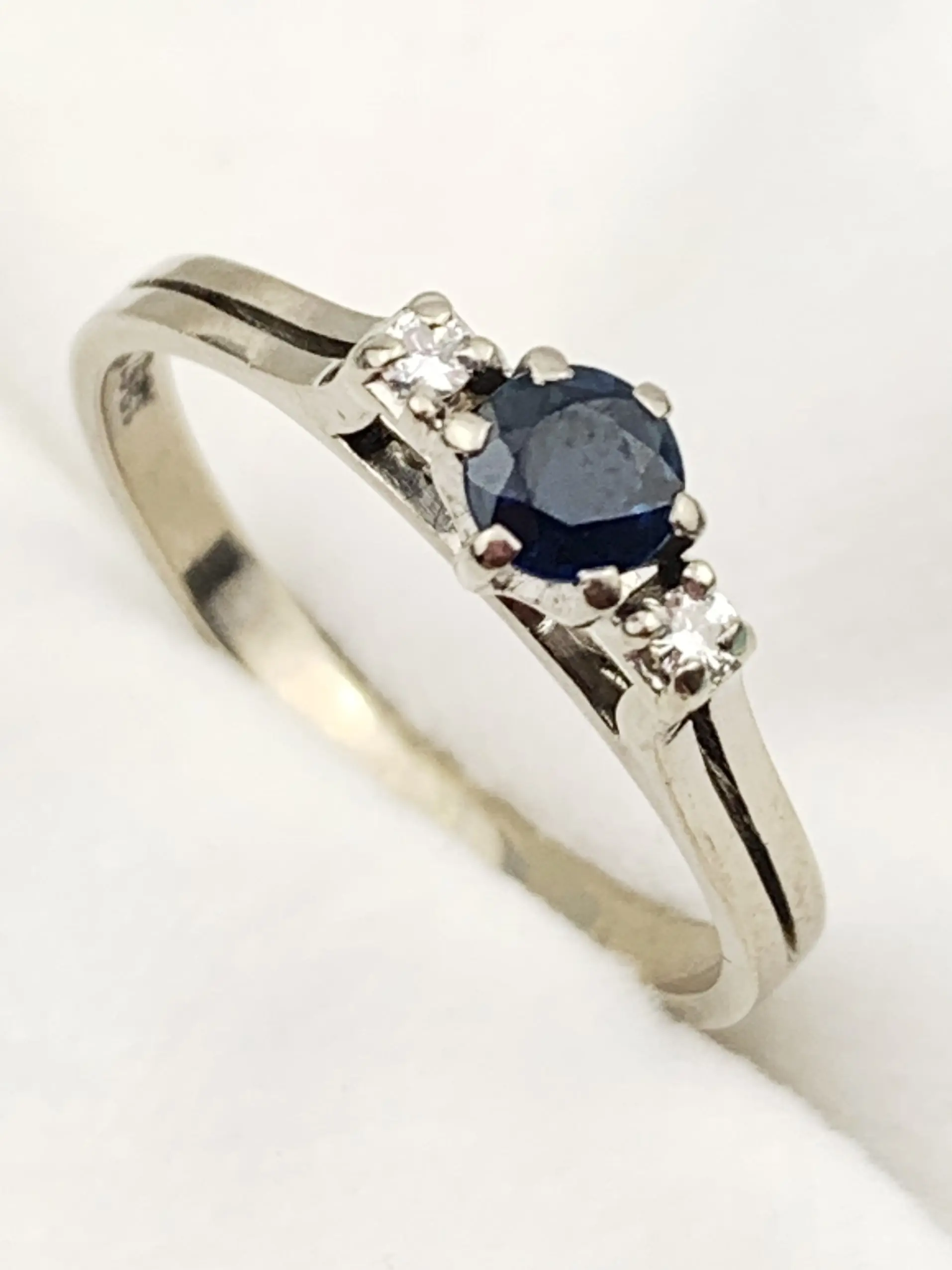Vintage 18ct White Gold Diamond & Sapphire Ring