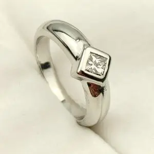 18ct Gold Solitaire Diamond Ring