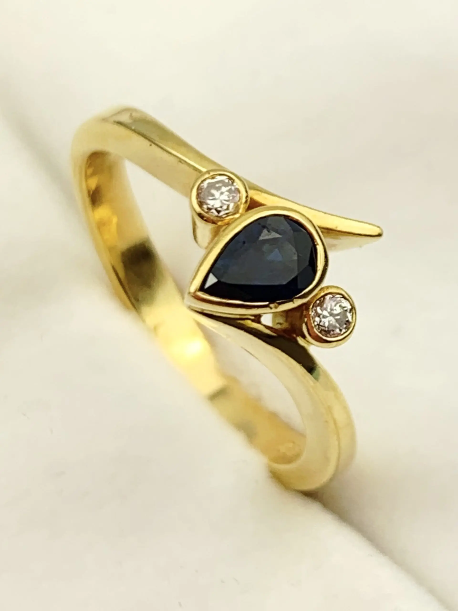 18ct Gold Diamond & Sapphire Ring