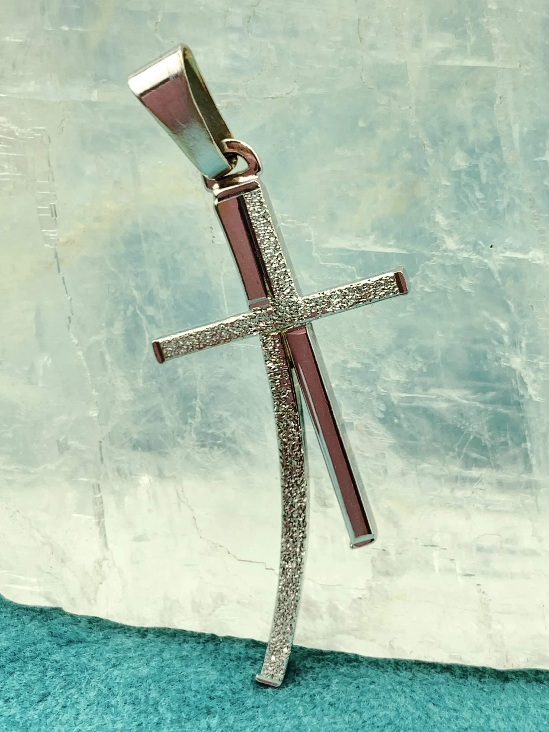 18ct White Gold Cross Pendant
