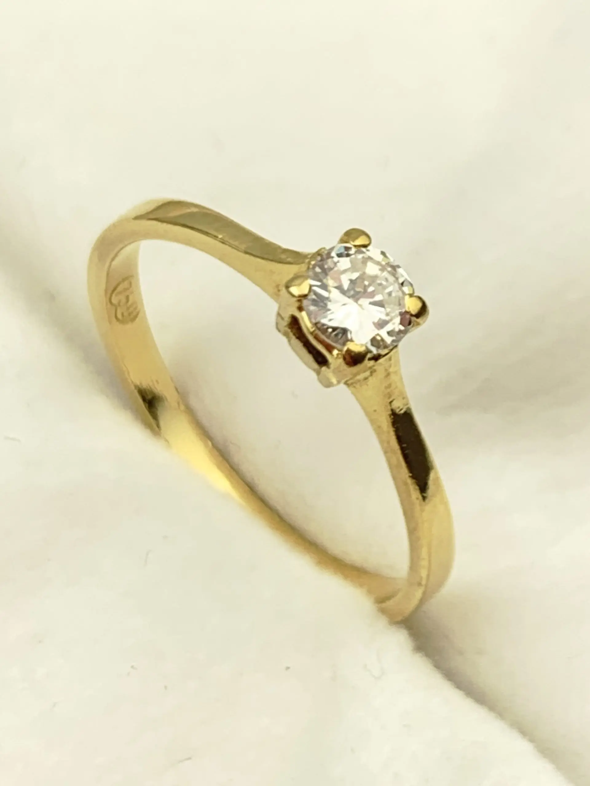 18ct Gold Solitaire Diamond Ring