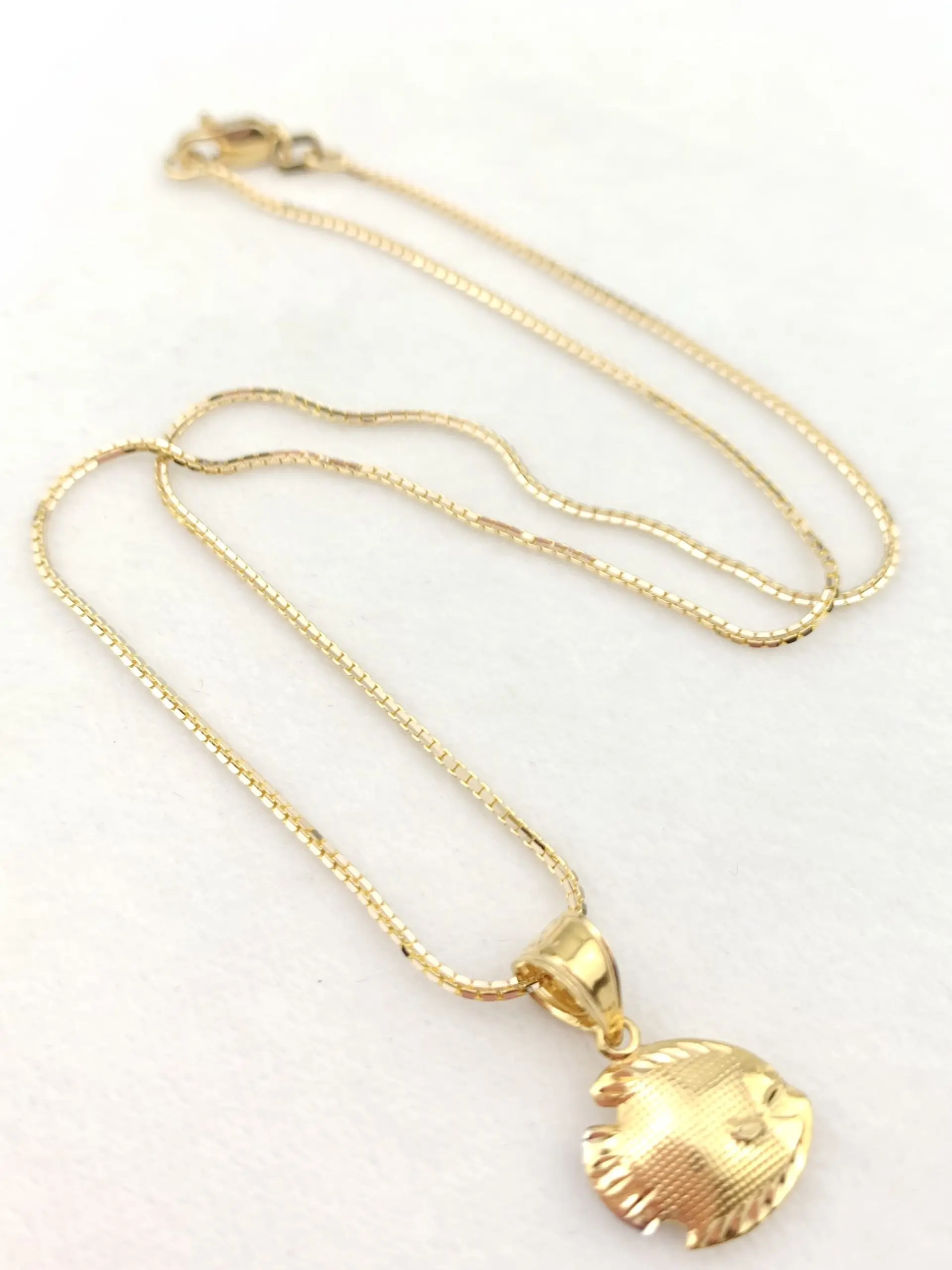 18ct Gold Chain & Fish Pendant - Image 2