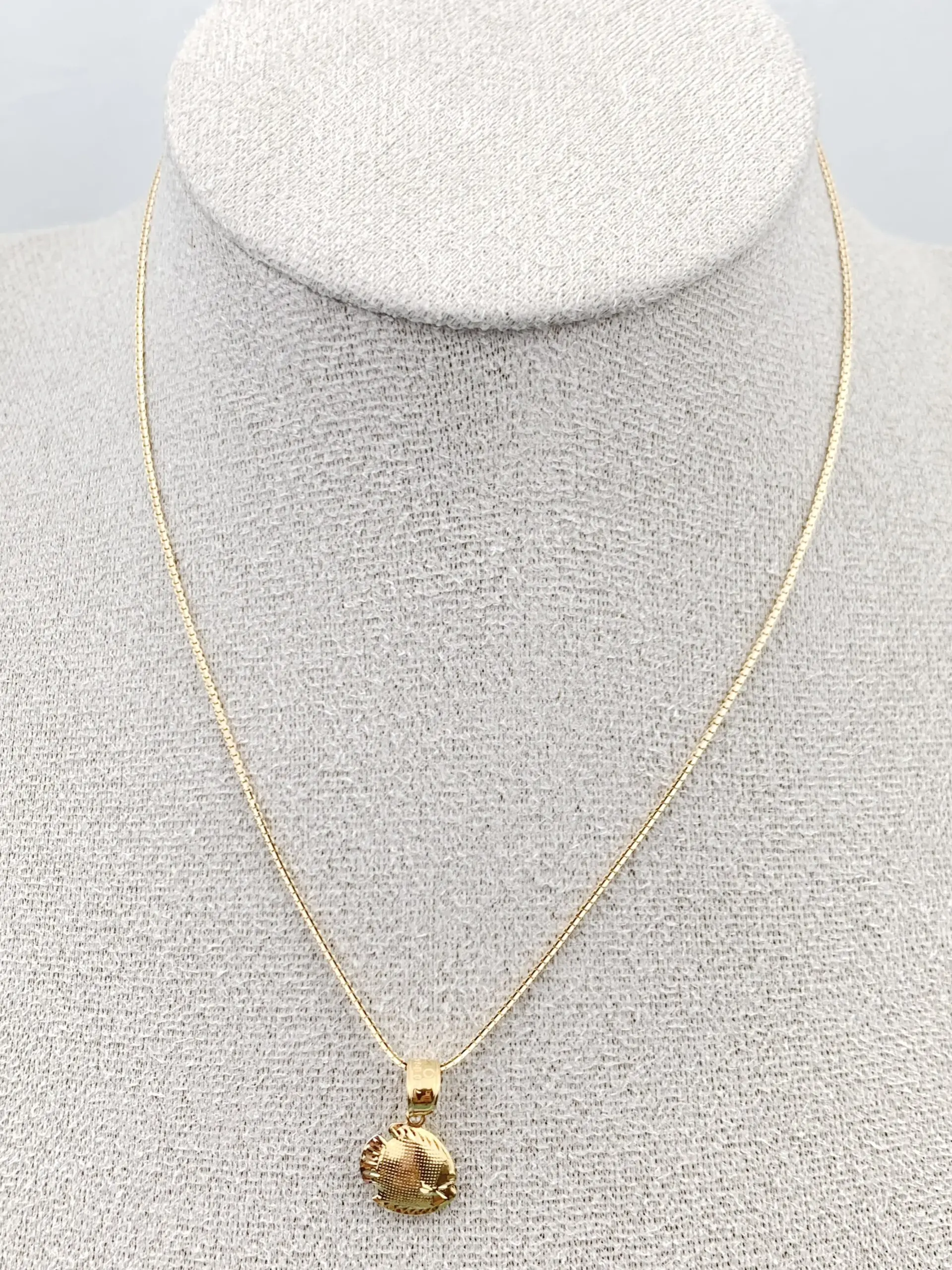 18ct Gold Chain & Fish Pendant - Image 3