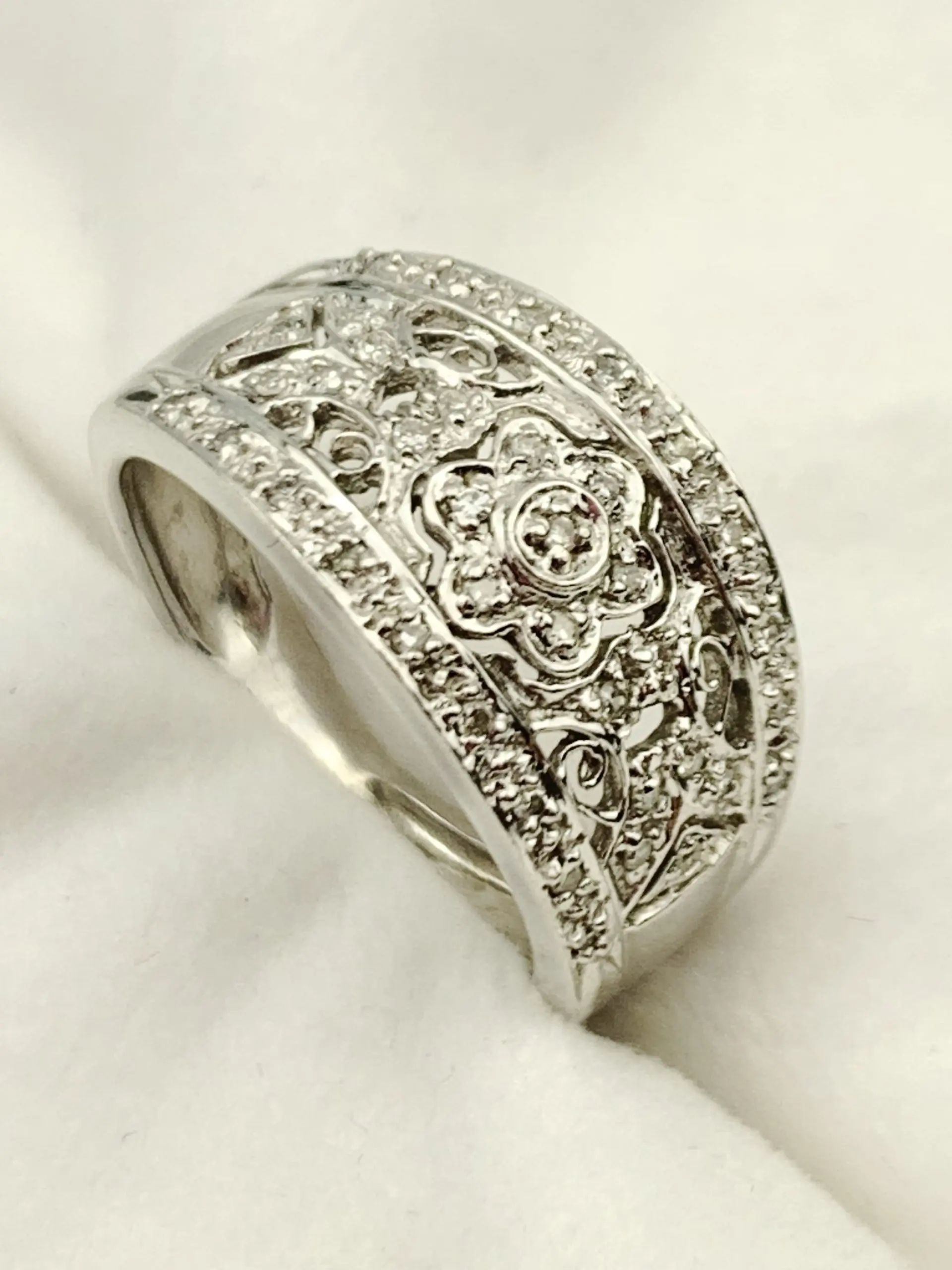 9ct White Gold Cluster Diamond Ring