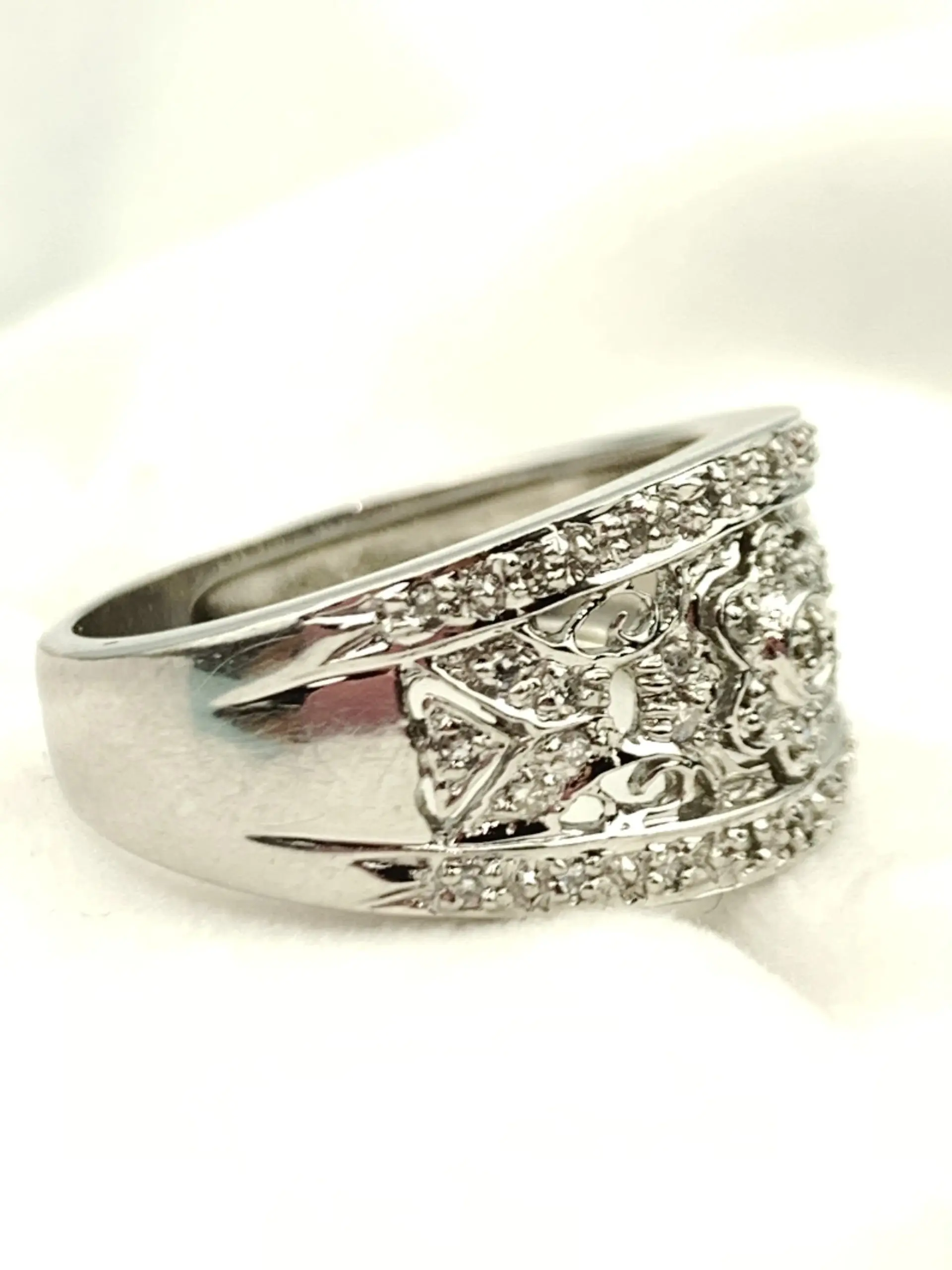 9ct White Gold Cluster Diamond Ring - Image 3