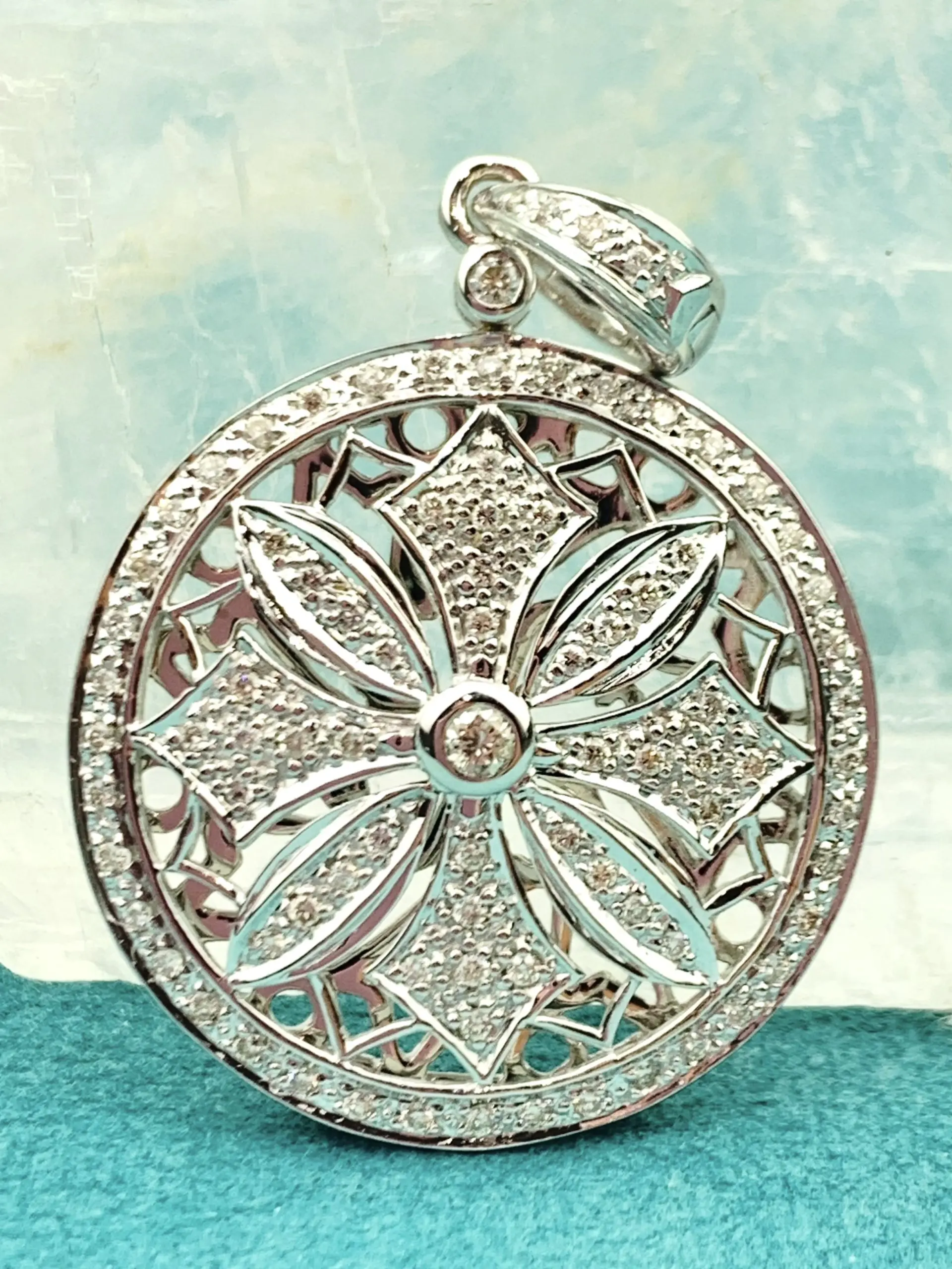 14ct White Gold Diamond Round Disc Pendant Runner