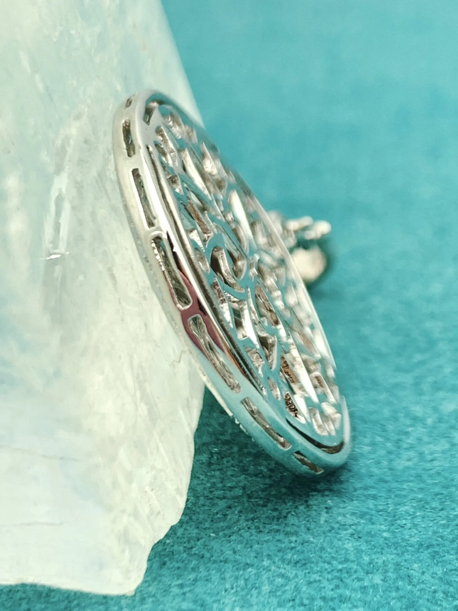 14ct White Gold Diamond Round Disc Pendant Runner - Image 3