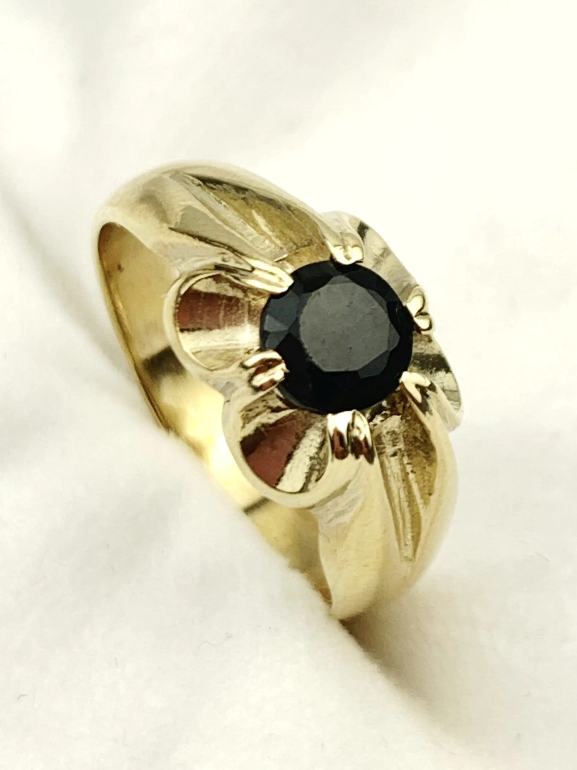Vintage 9ct Gold Sapphire Gypsy Ring