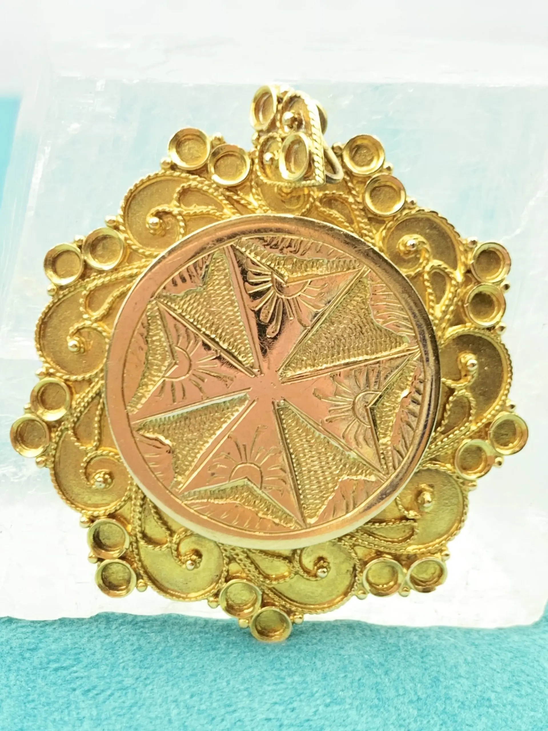 Large 18ct Gold Maltese Pendant - Image 2