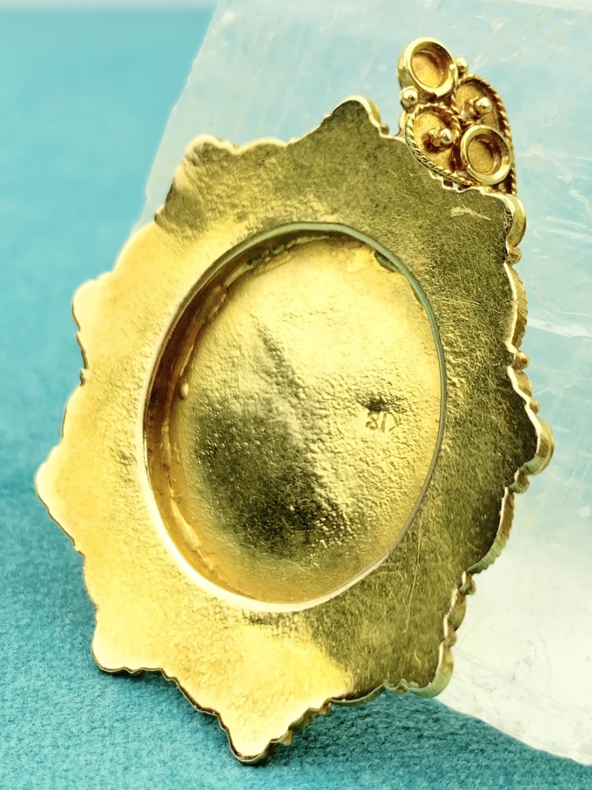 Large 18ct Gold Maltese Pendant - Image 4