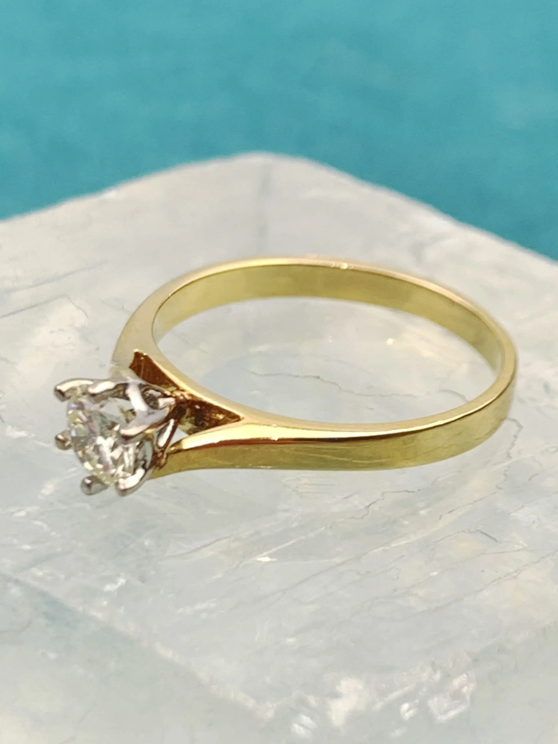 18ct Gold Solitaire Diamond Ring - Image 3
