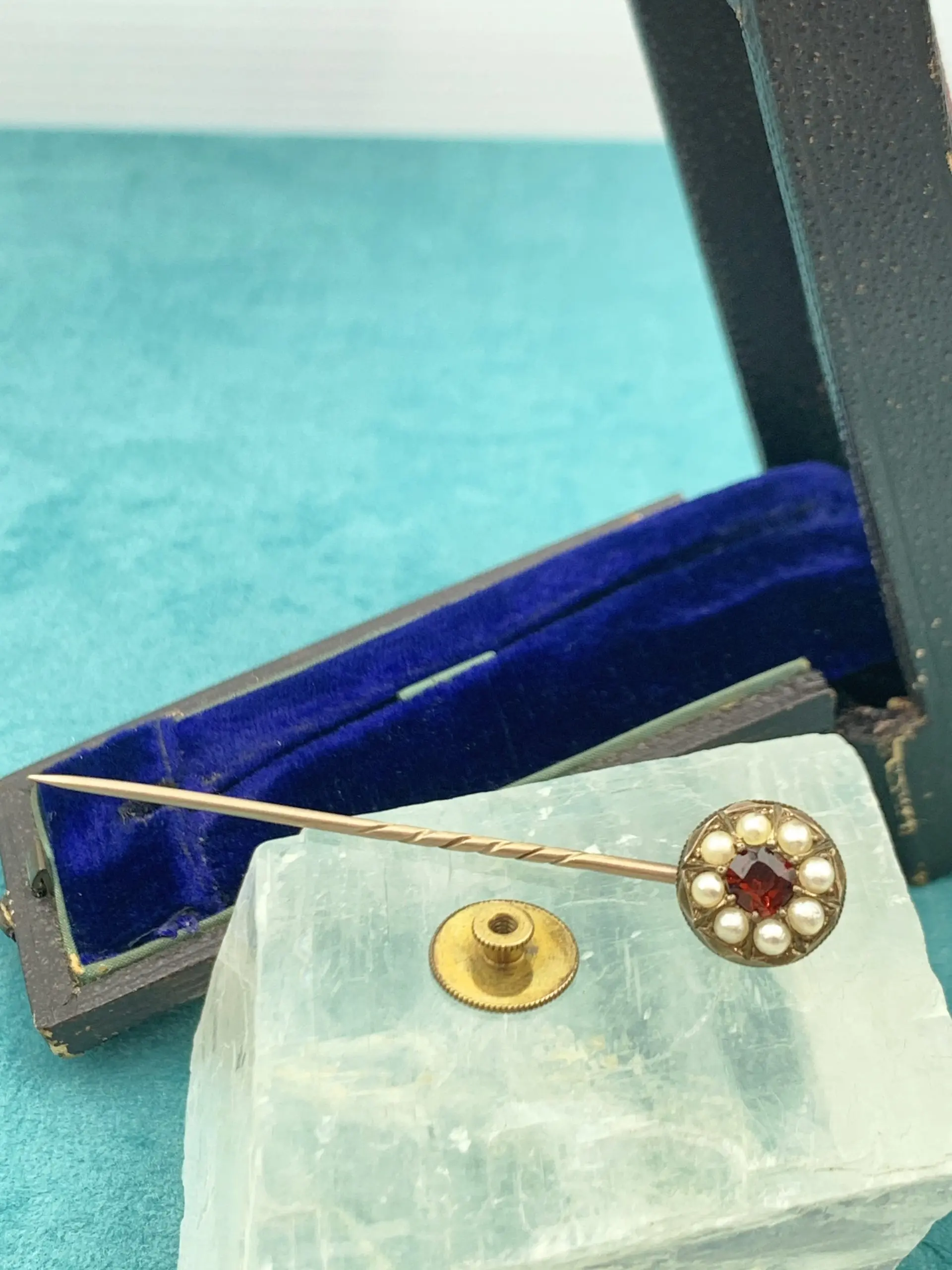 Antique 9ct Gold Garnet & Pearl Tie or Hat Pin - Image 4