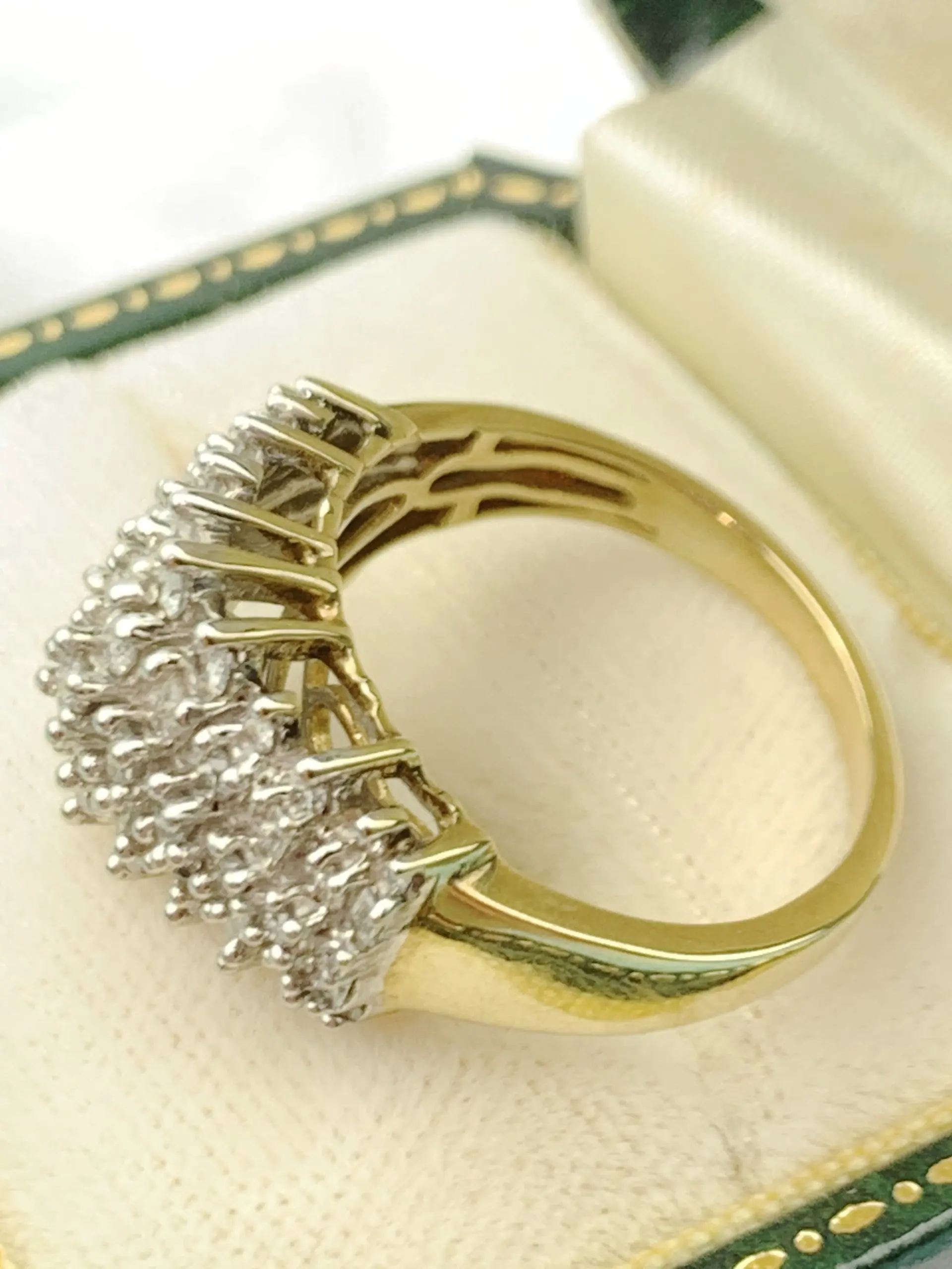 9ct Gold Diamond Ring - Image 4