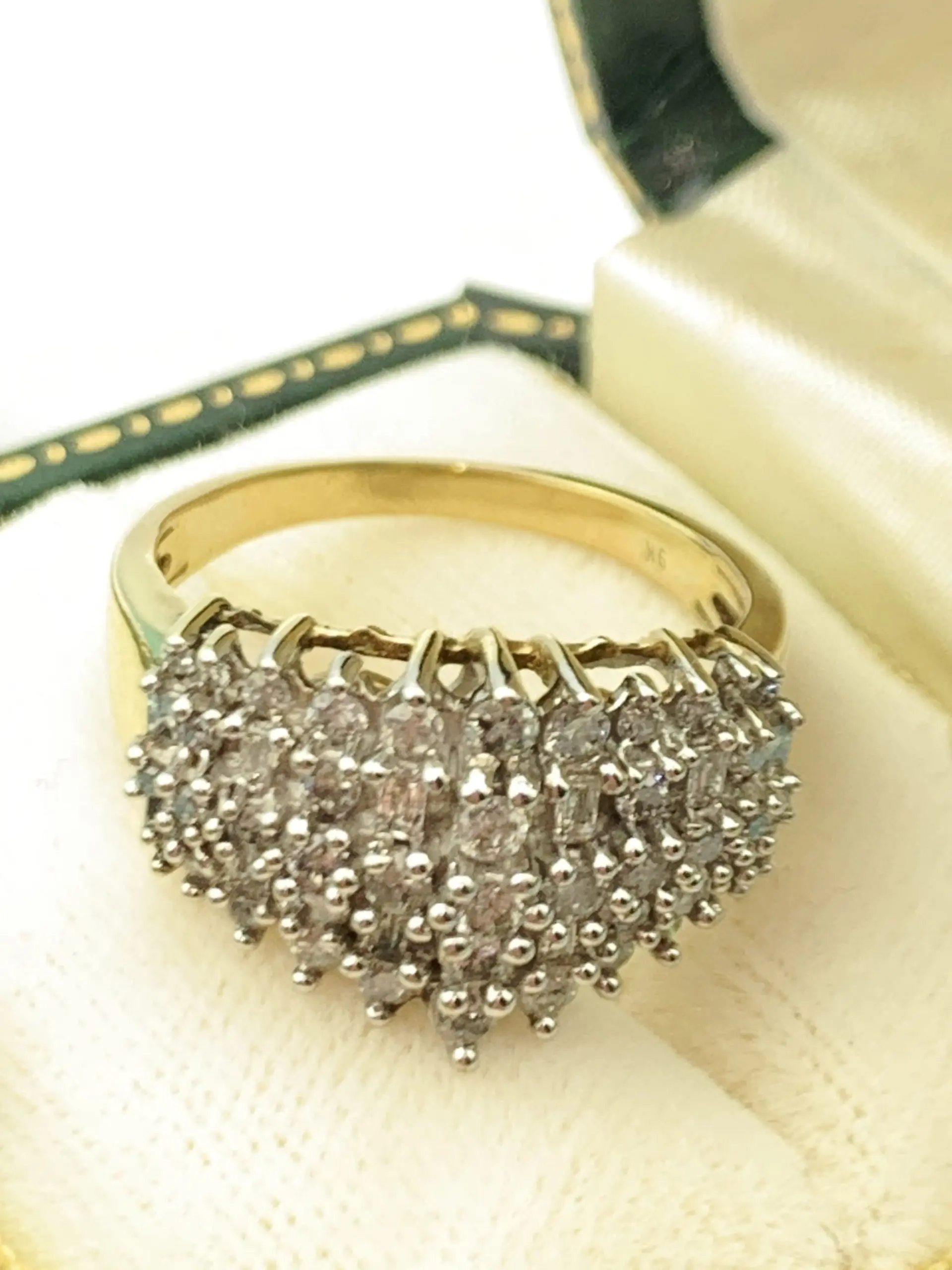 9ct Gold Diamond Ring - Image 3