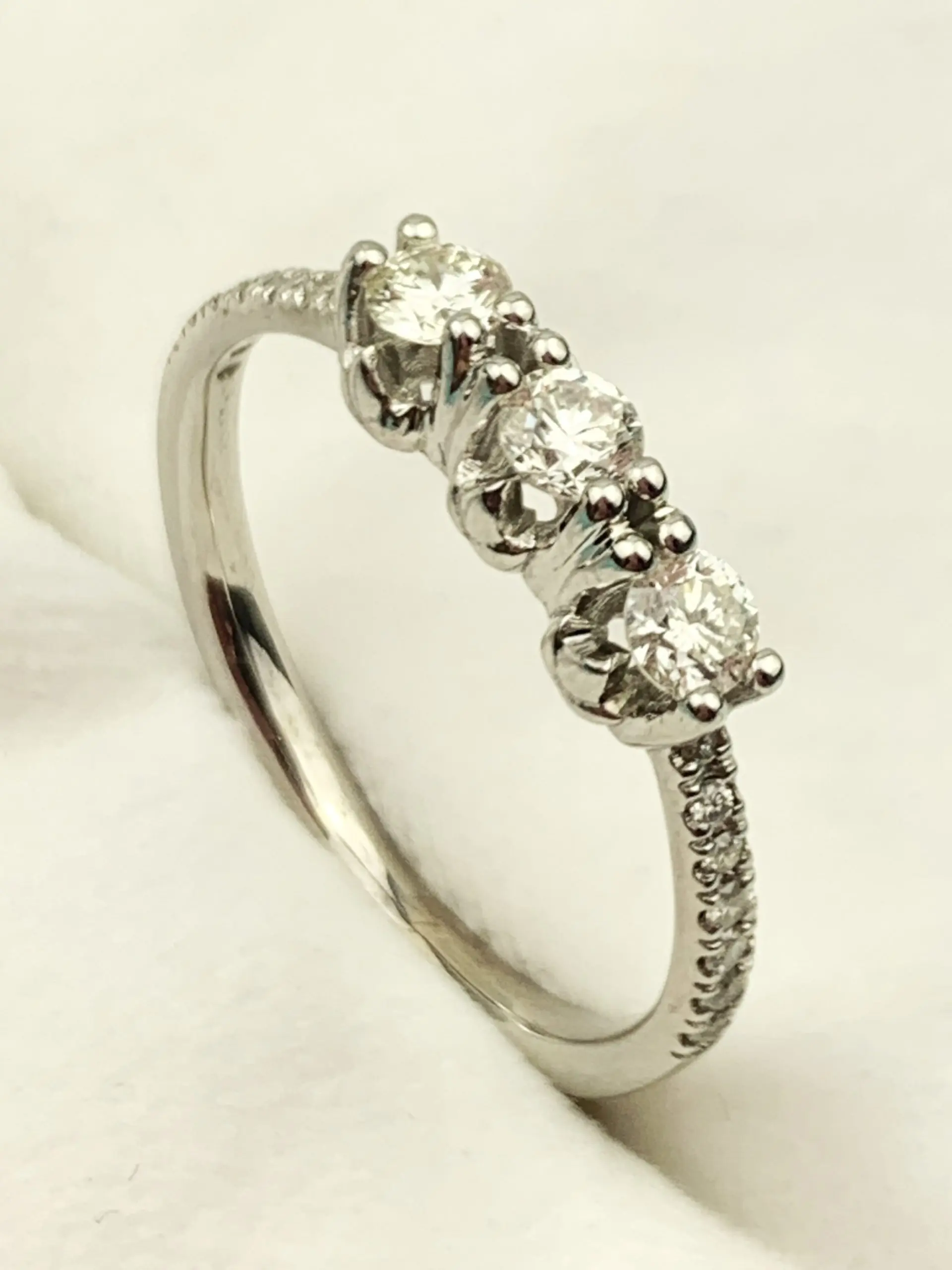 18ct White Gold Diamond Ring
