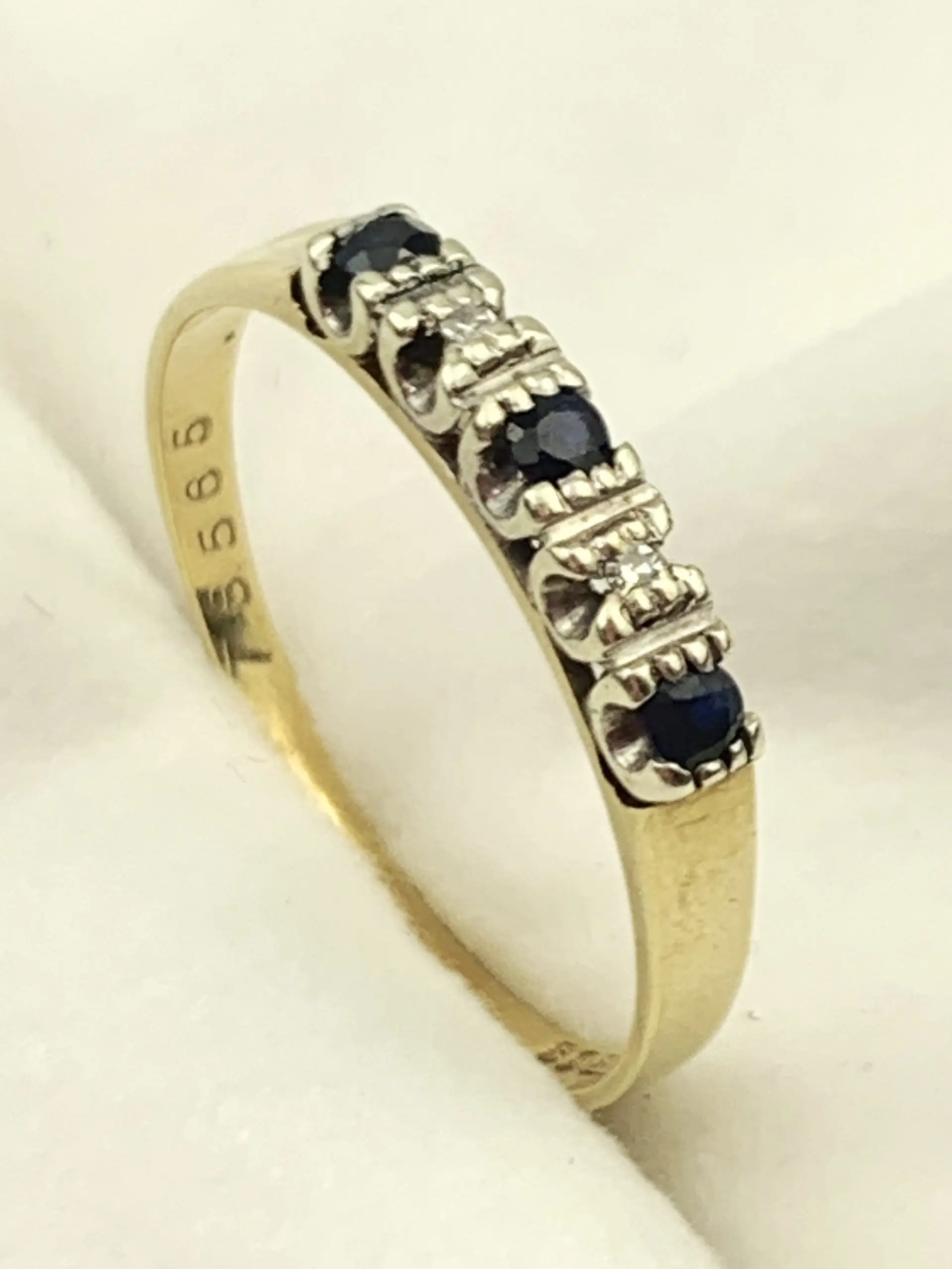 Vintage 9ct Gold Diamond & Sapphire Ring