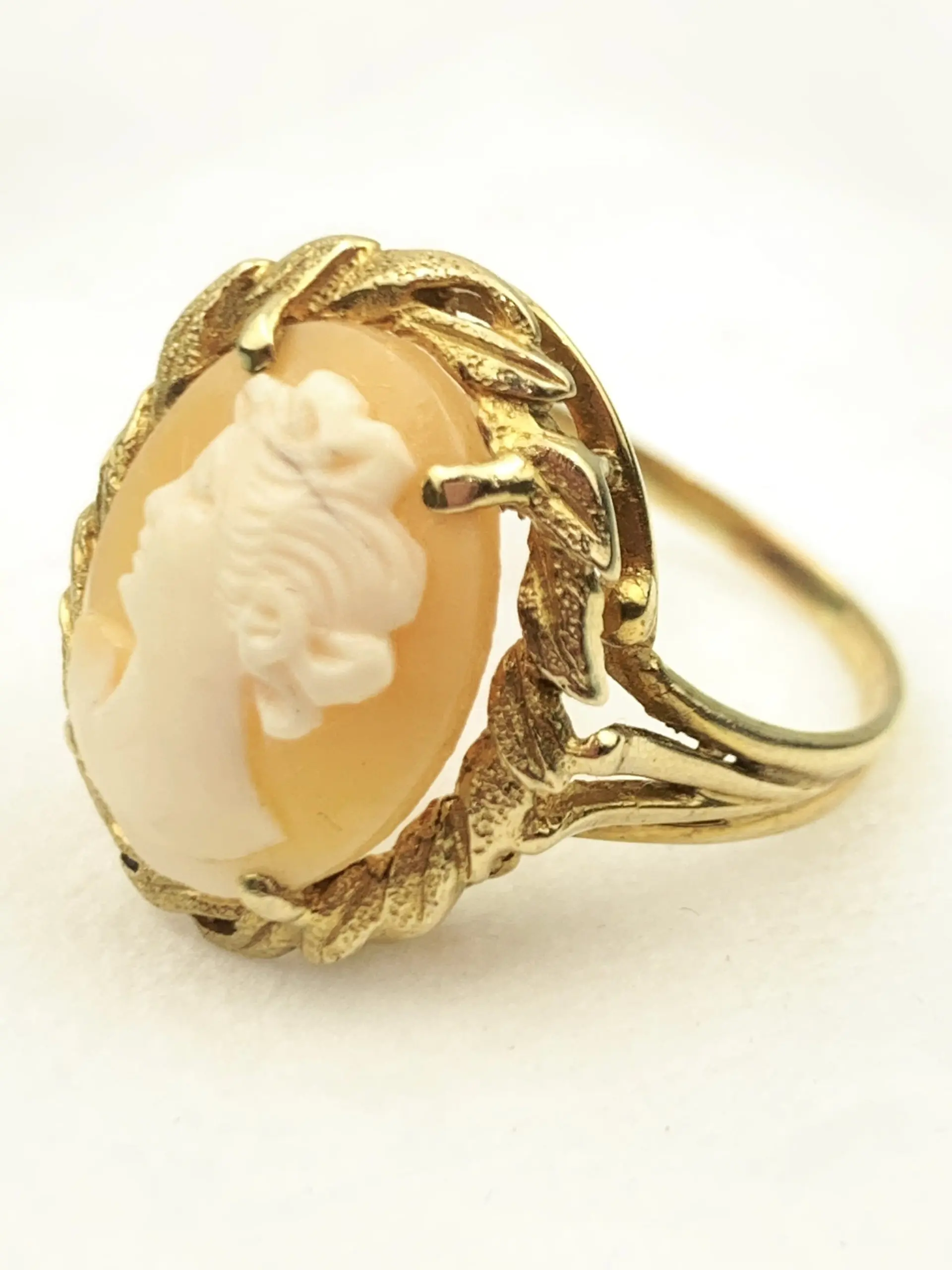 Vintage 9ct Gold Carved Shell Cameo Ring - Image 3