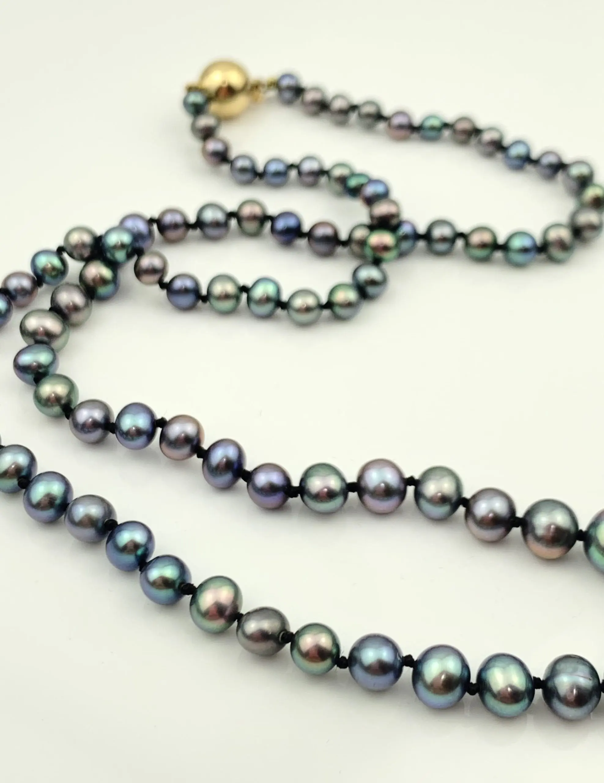 Vintage Black Pearl Necklace with 14ct Gold Clasp - Image 3