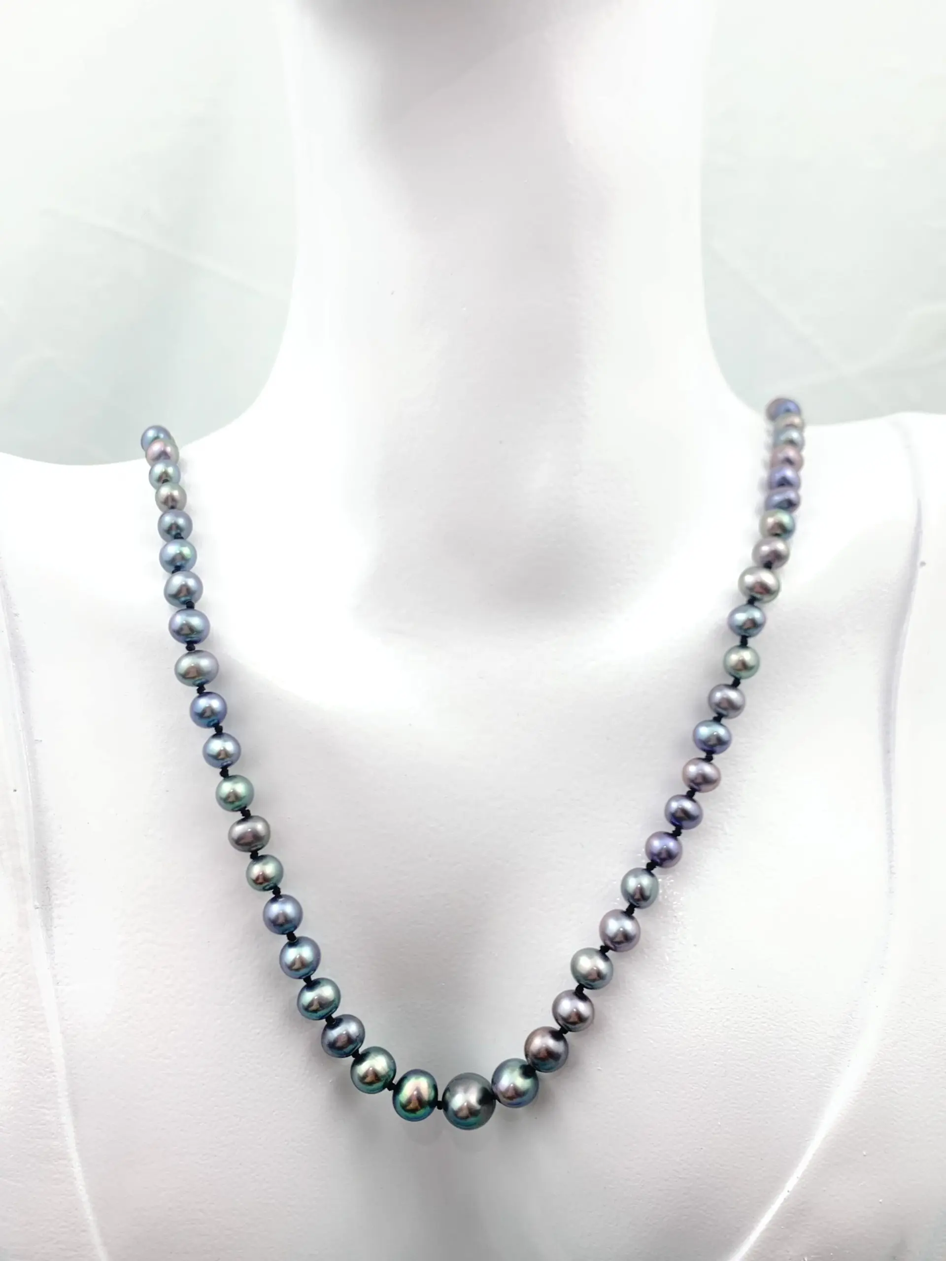 Vintage Black Pearl Necklace with 14ct Gold Clasp - Image 4