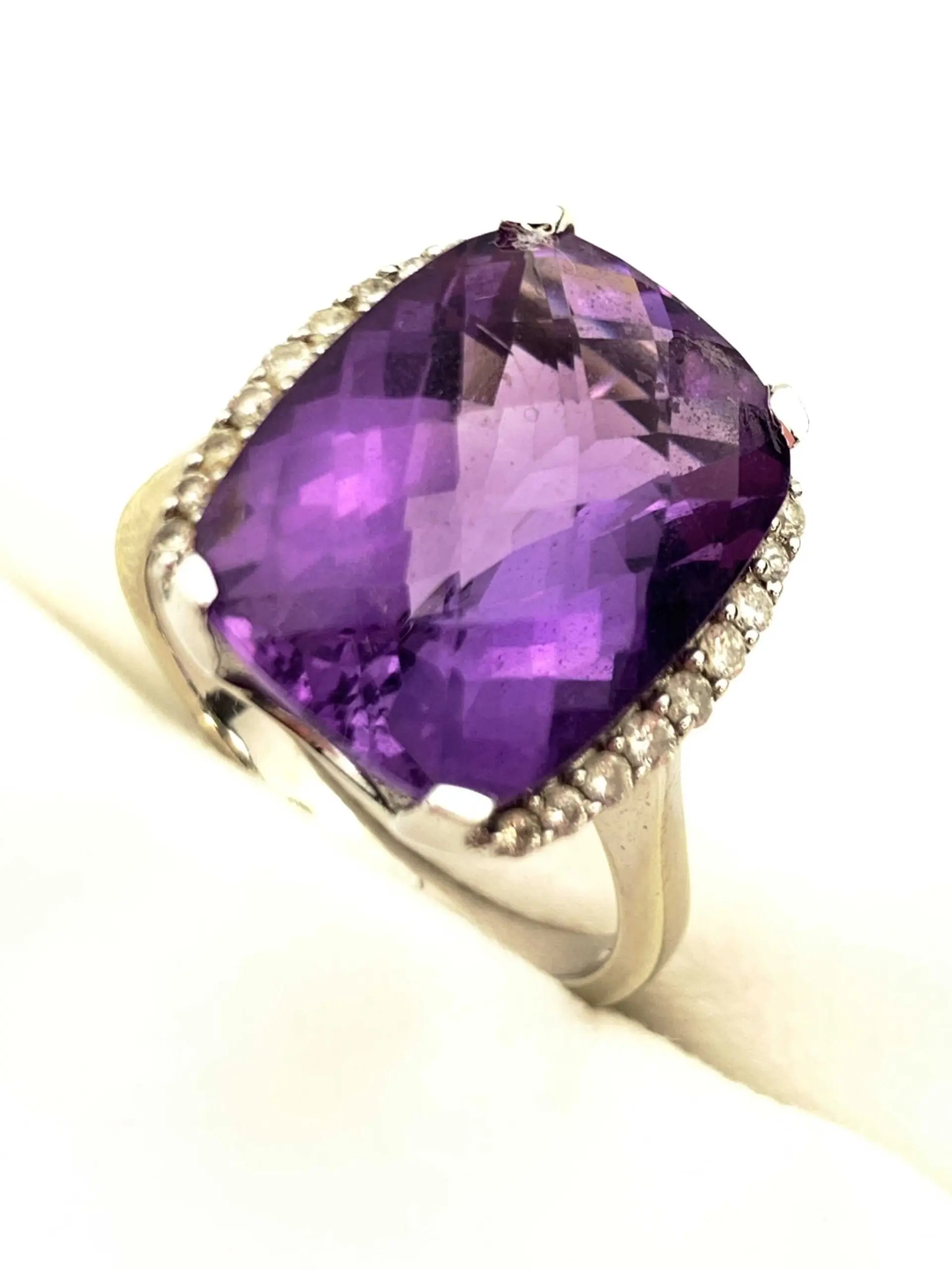 18ct White Gold Diamond & Amethyst Ring