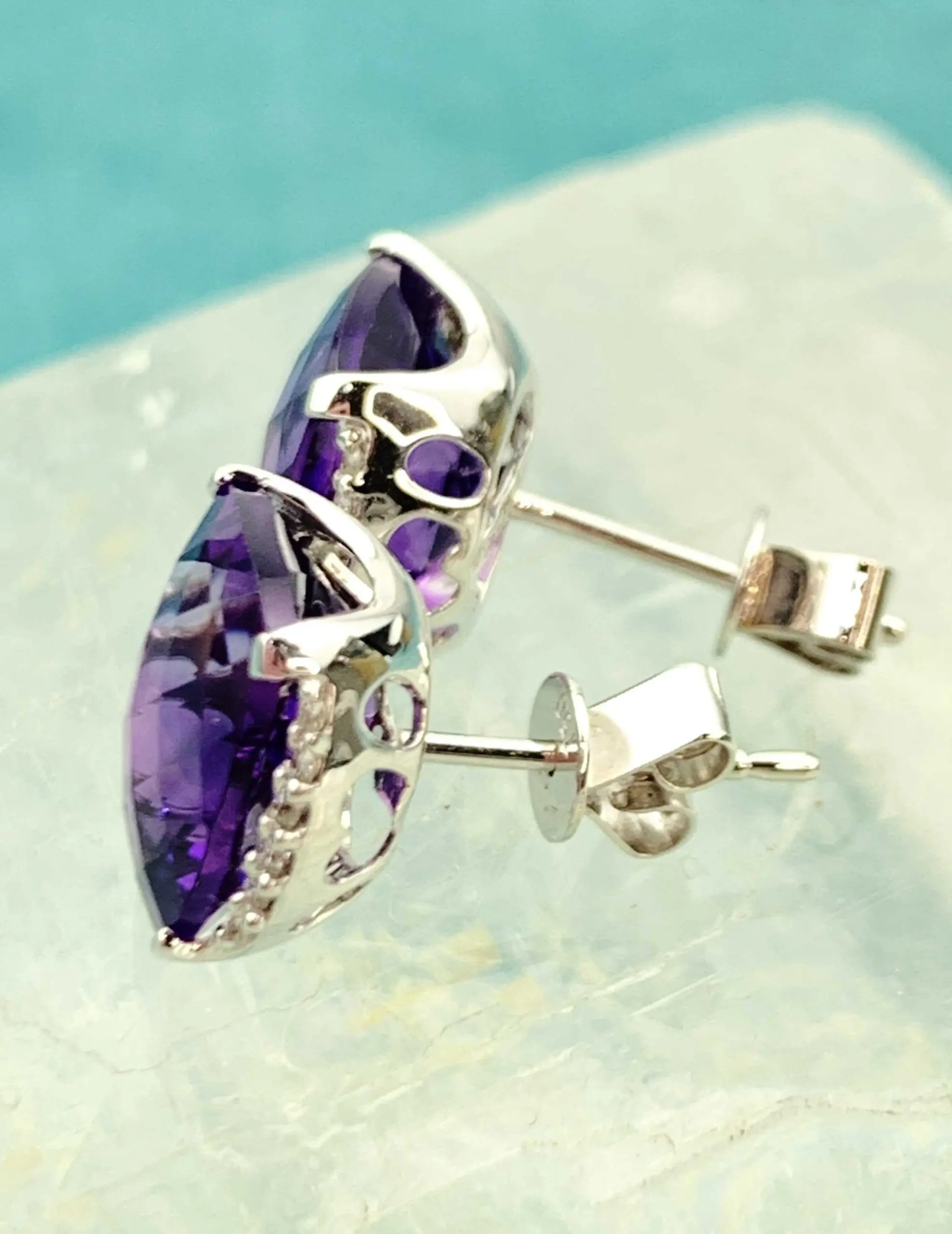 18ct White Gold Diamond & Amethyst Earrings - Image 4