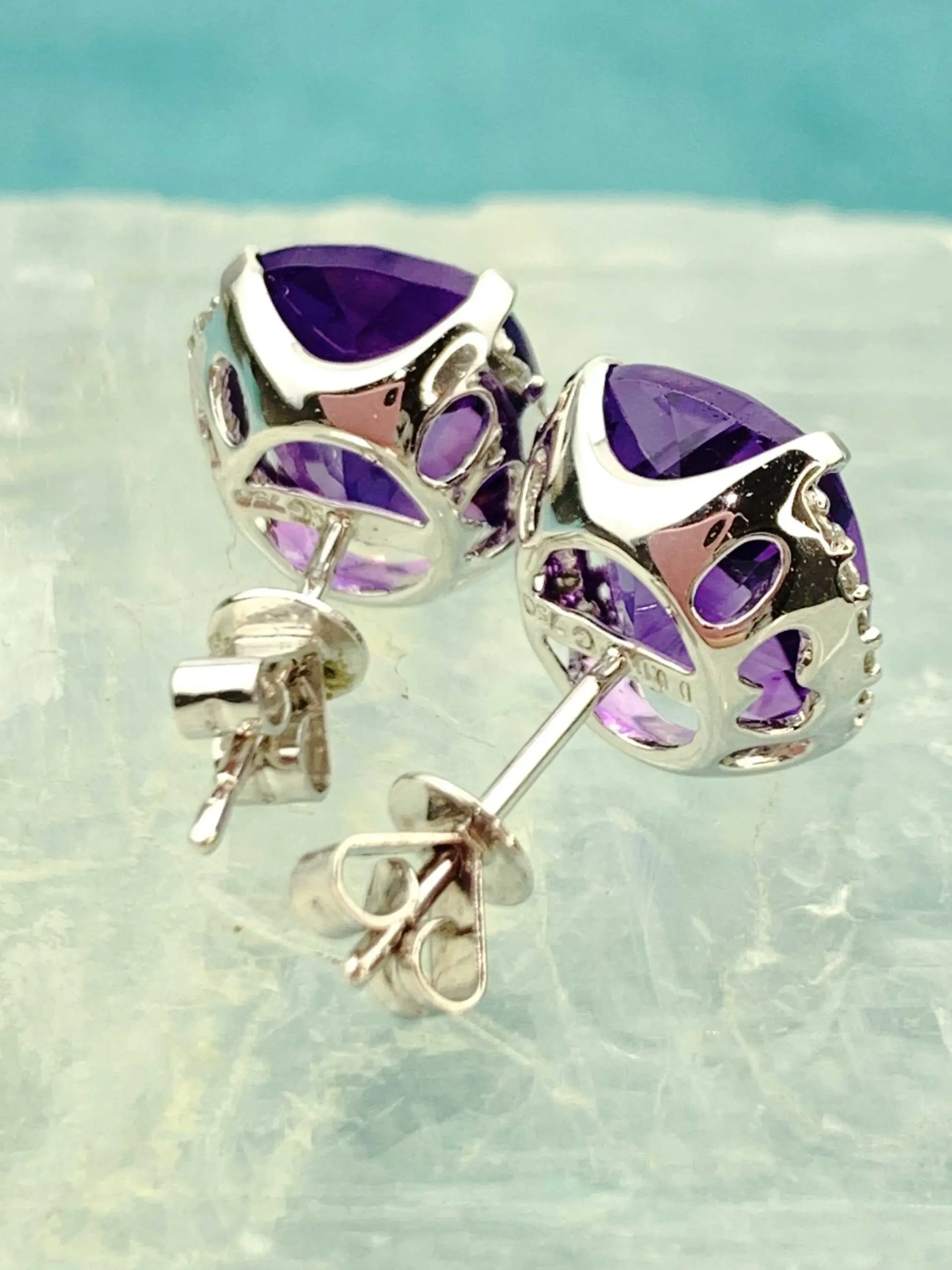 18ct White Gold Diamond & Amethyst Earrings - Image 3