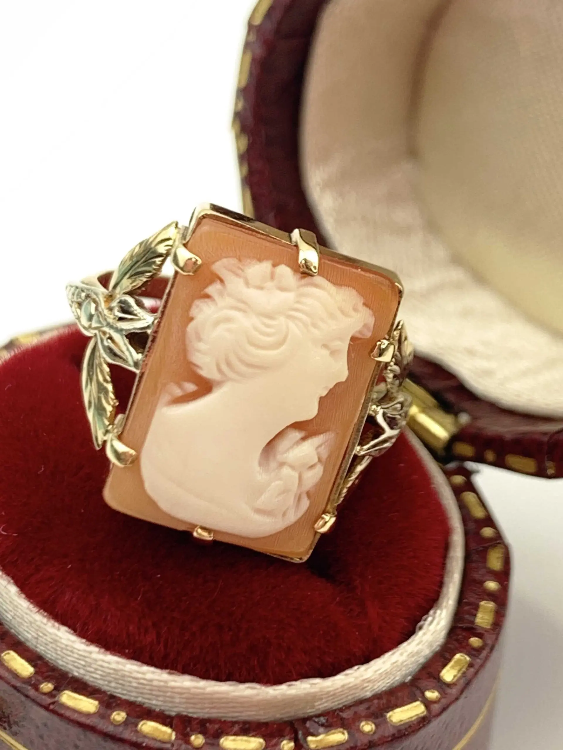 Vintage 9ct Gold Carved Shell Cameo Ring