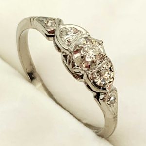 18ct White Gold Vintage Diamond Ring