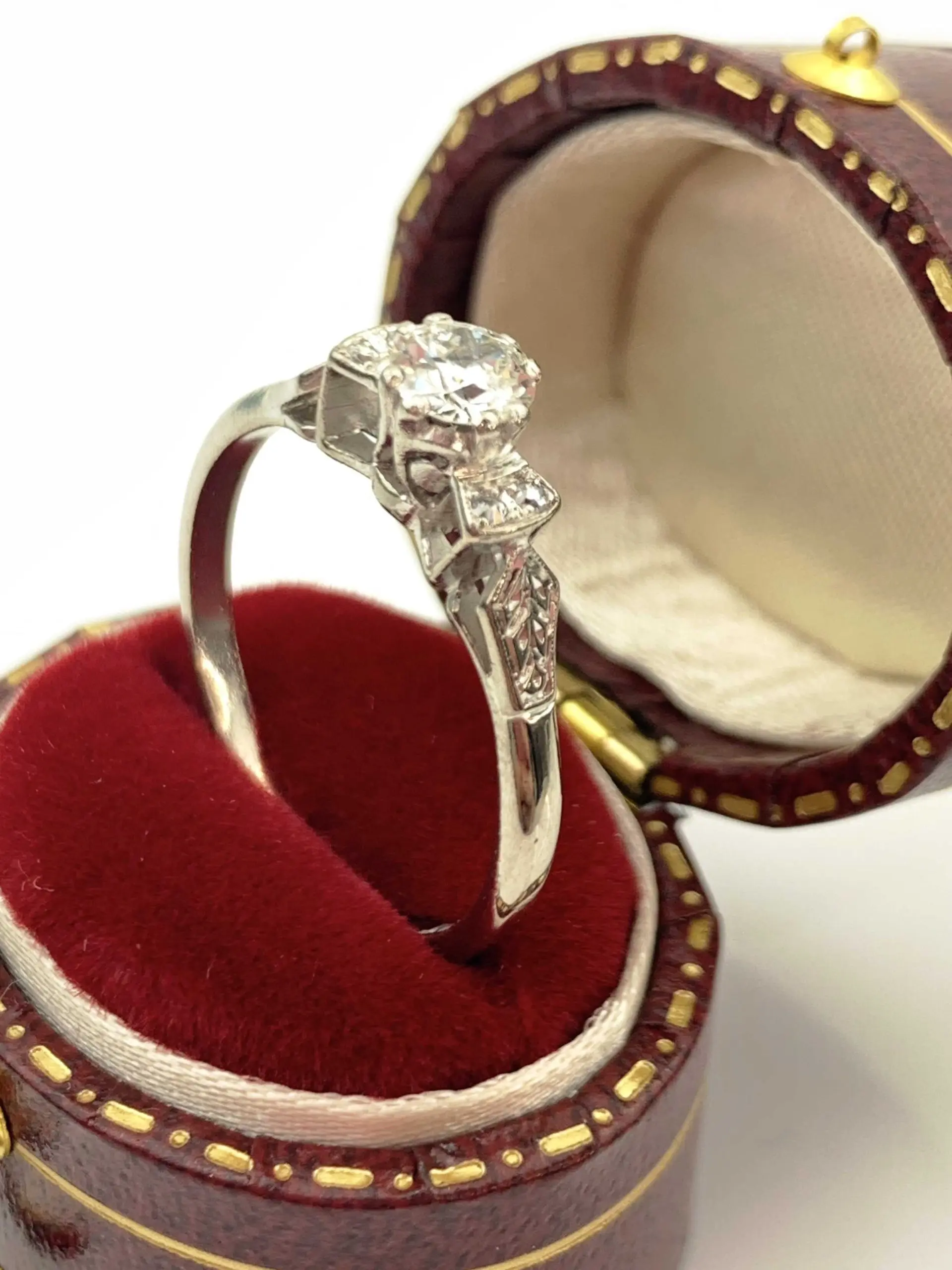 18ct White Gold Vintage Diamond Ring - Image 3