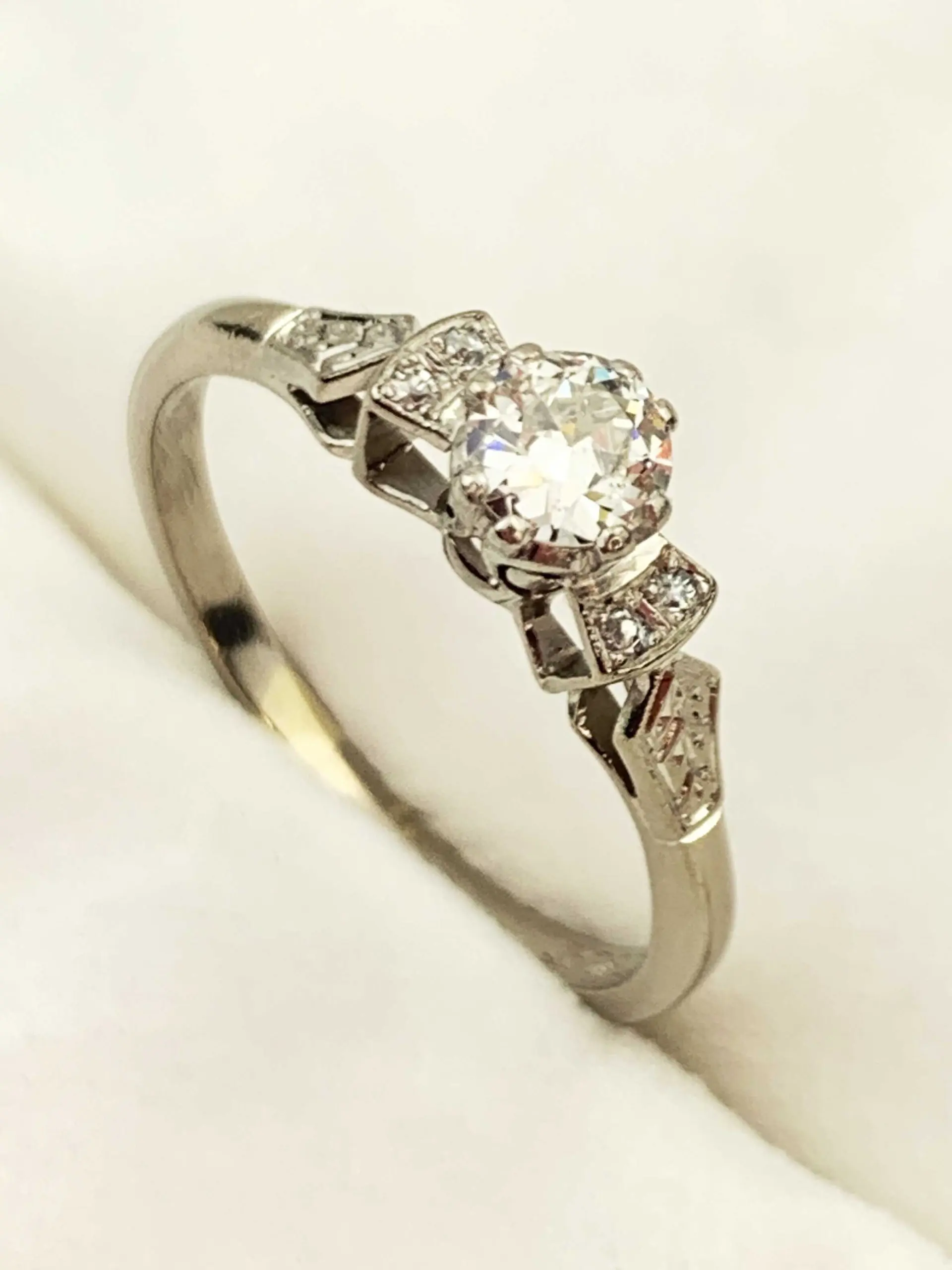 18ct White Gold Vintage Diamond Ring