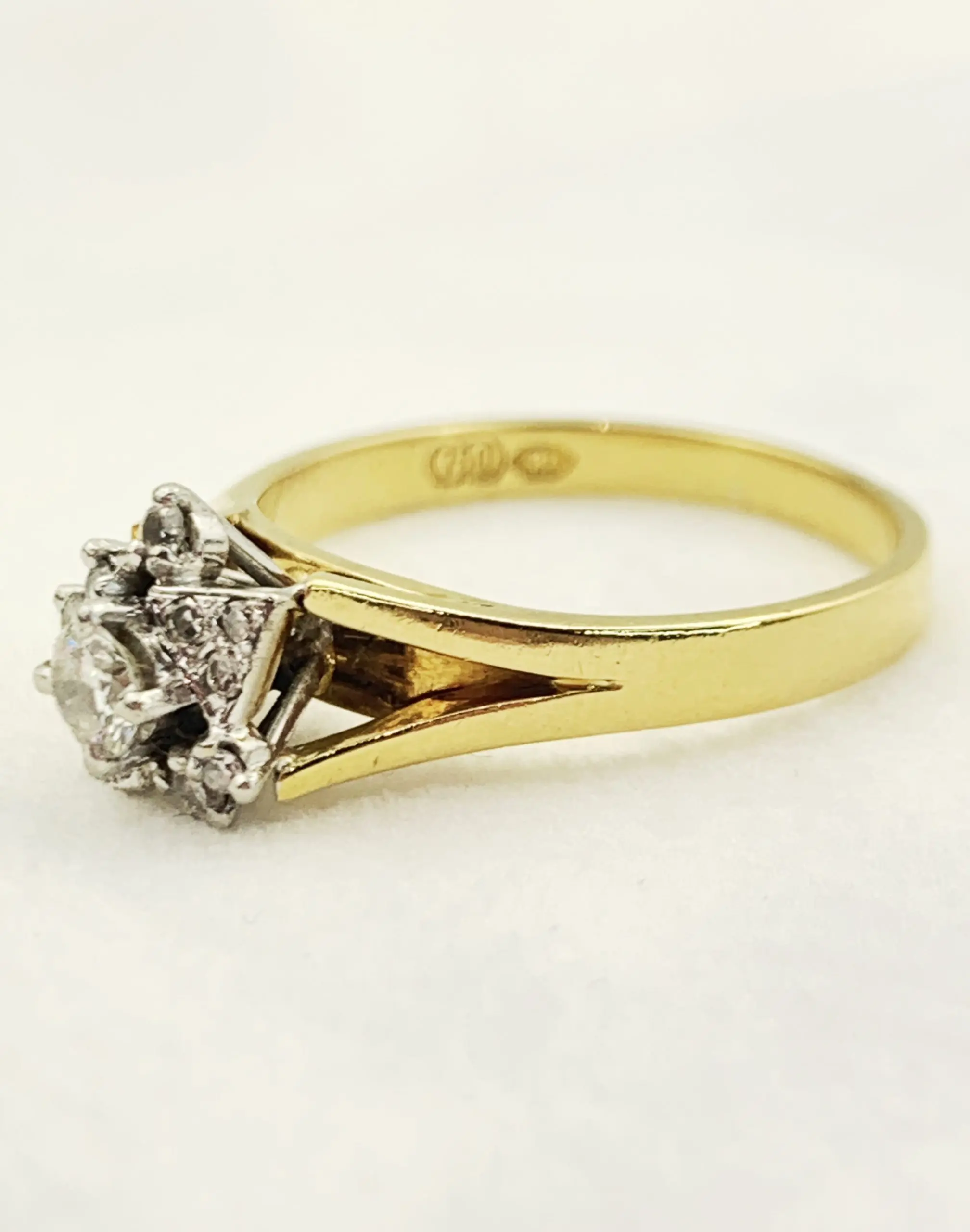 18ct Gold Cluster Diamond Ring - Image 3