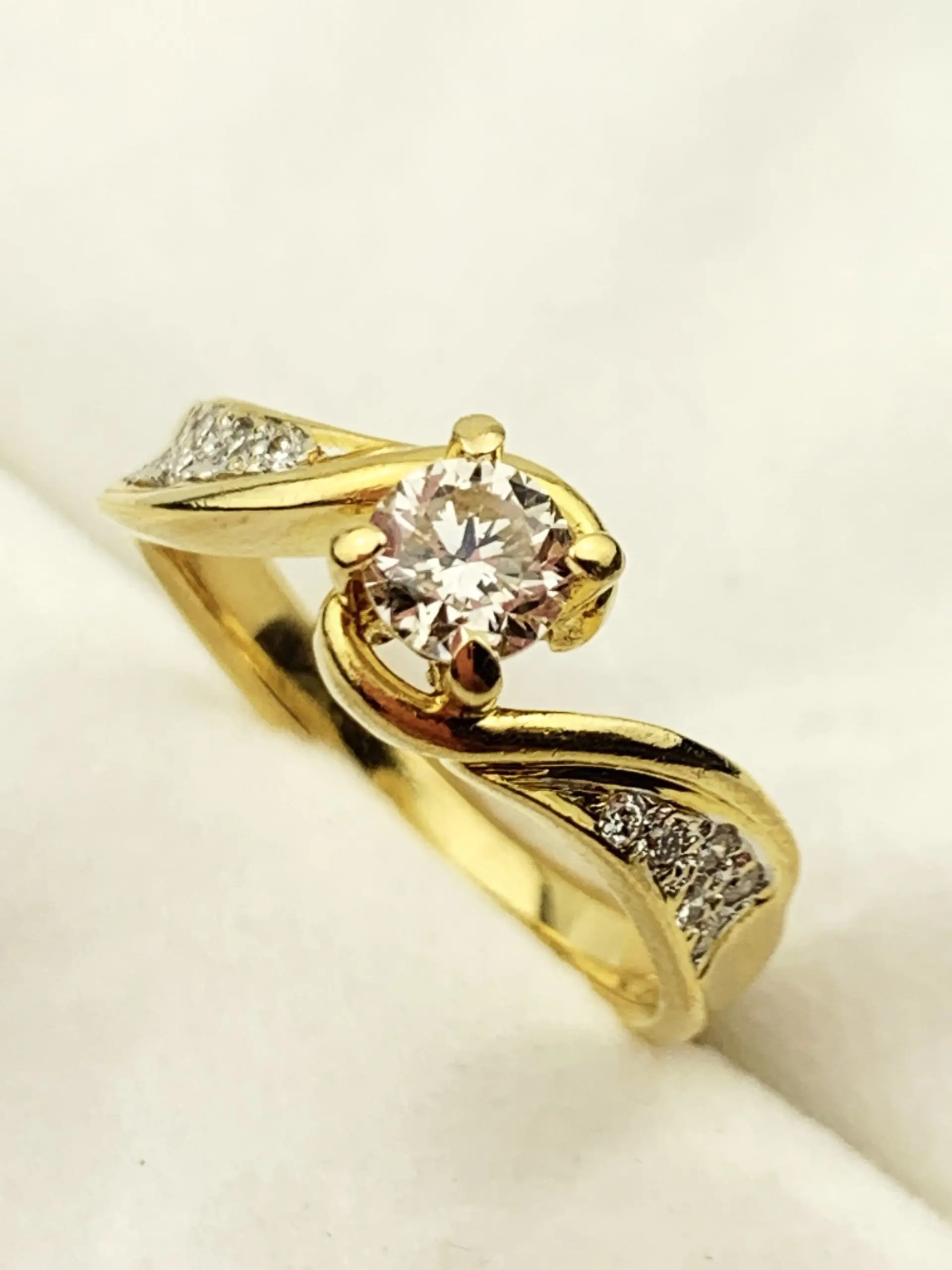 18ct Gold Cluster Diamond Ring - Image 2
