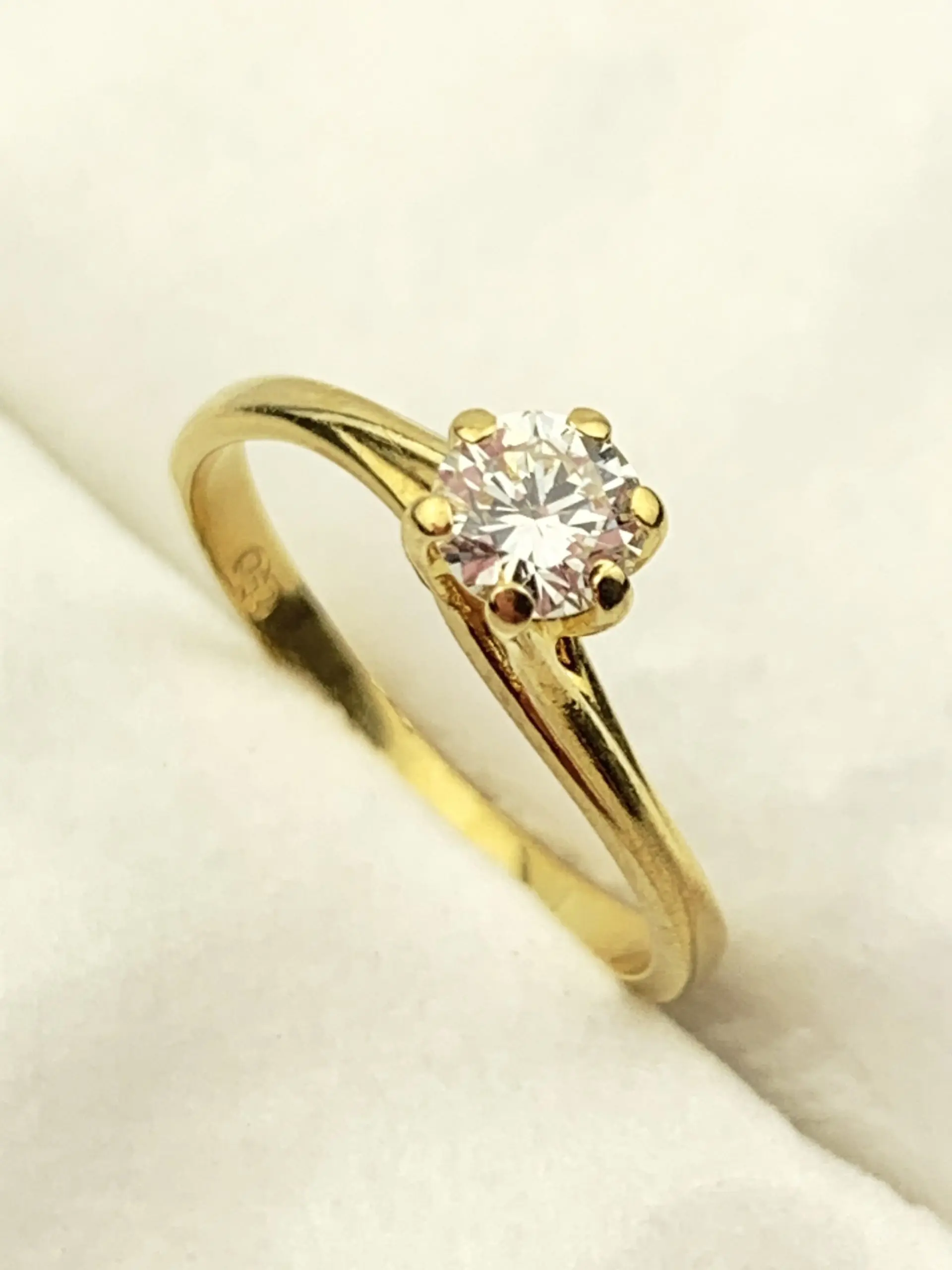 18ct Gold Solitaire Diamond Ring
