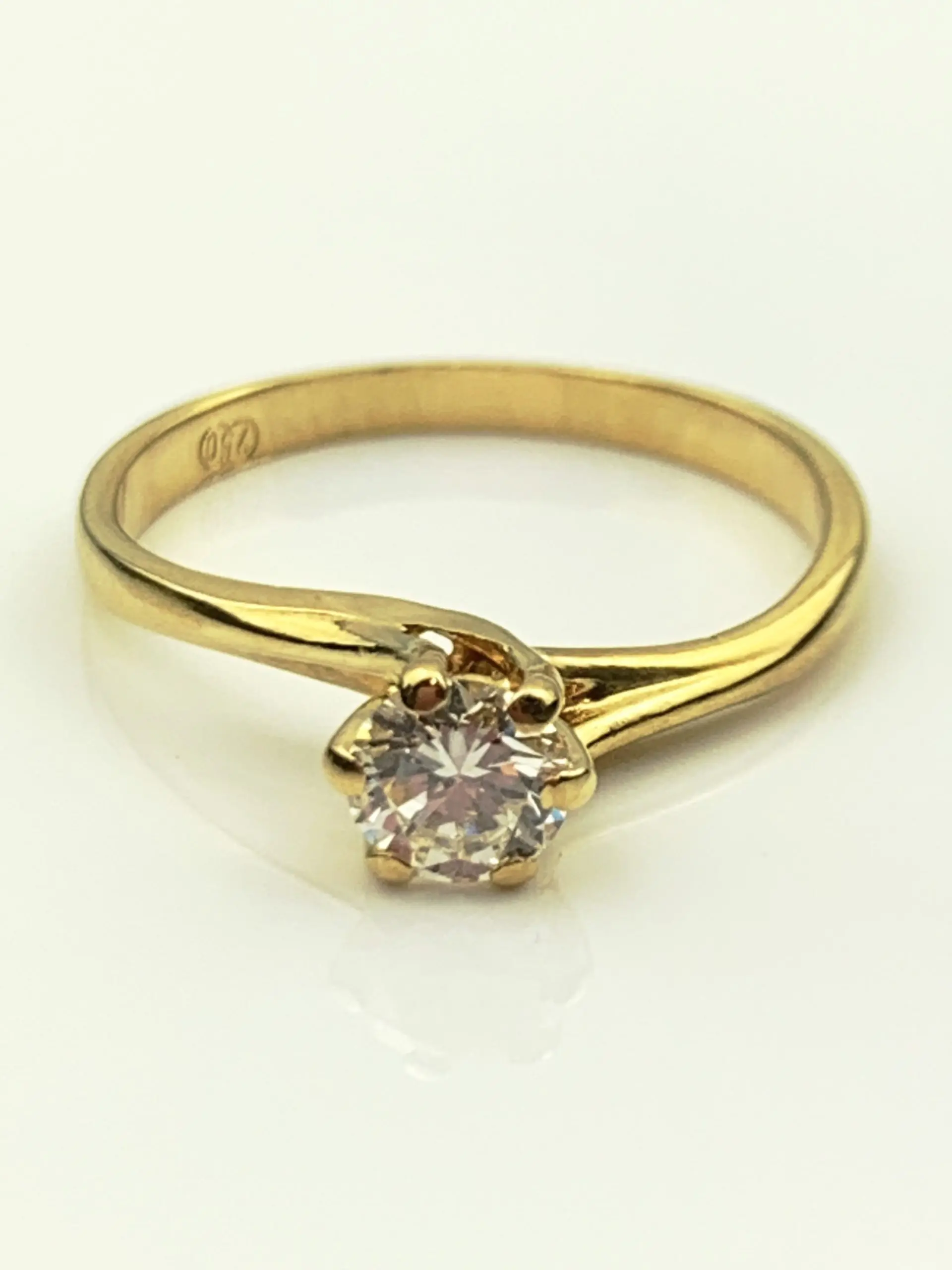 18ct Gold Solitaire Diamond Ring - Image 2
